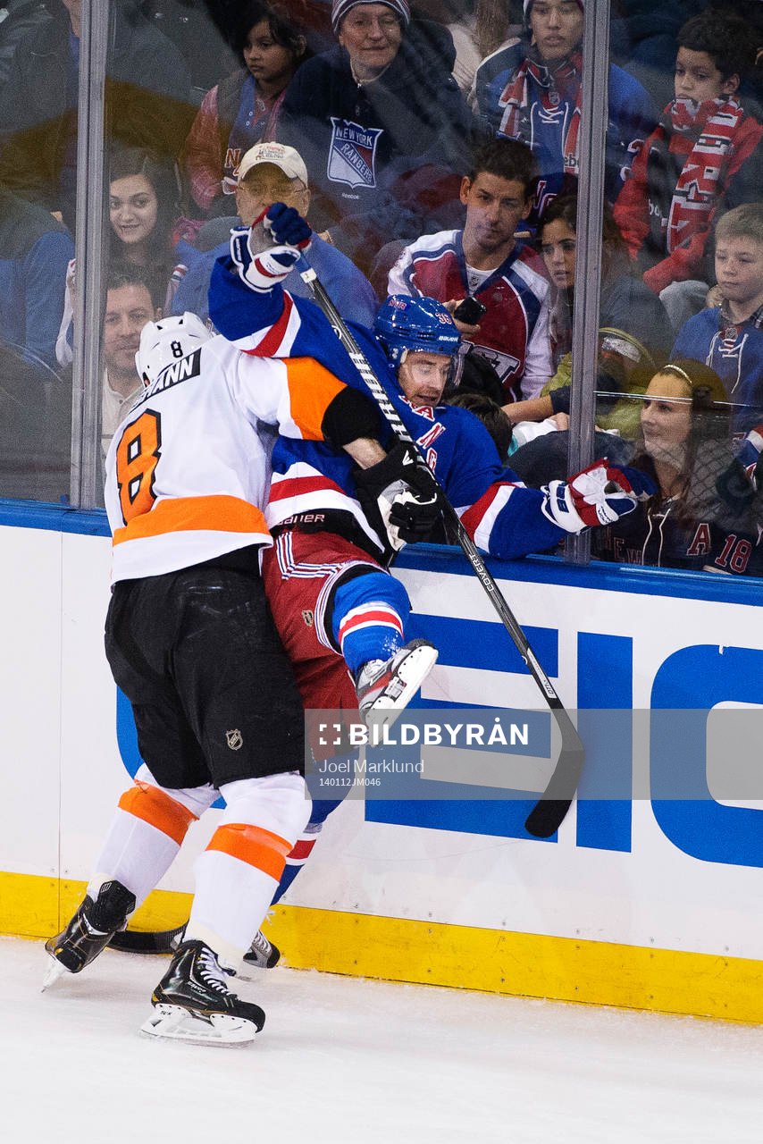 Philadelphias Nicklas Grossman tacklar New Yorks Mats