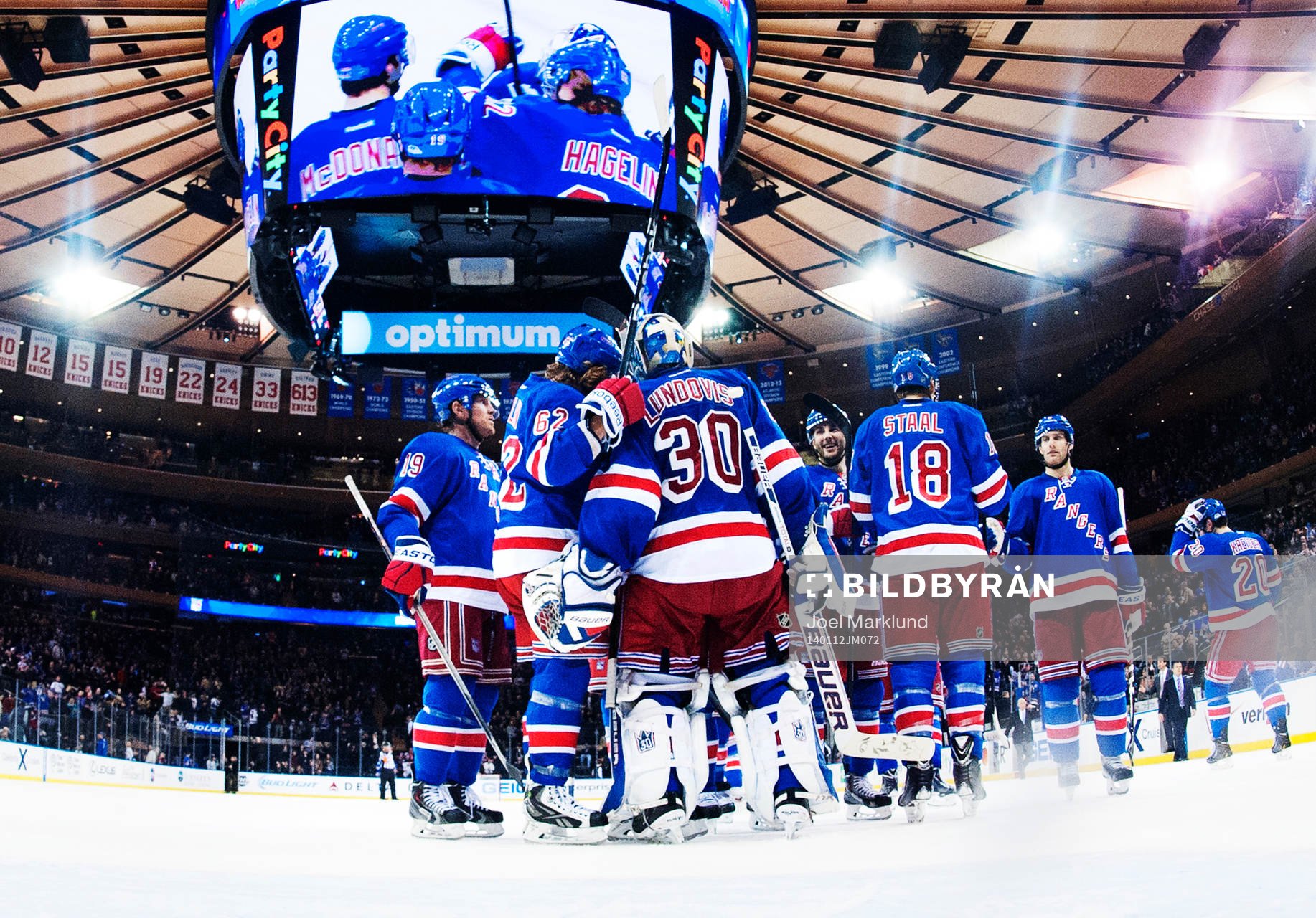 New Yorks målvakt Henrik Lundqvist kramas om av lagkamrater
