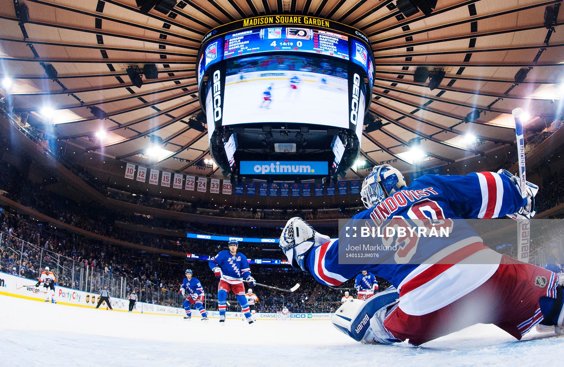 New Yorks målvakt Henrik Lundqvist räddar ett skott