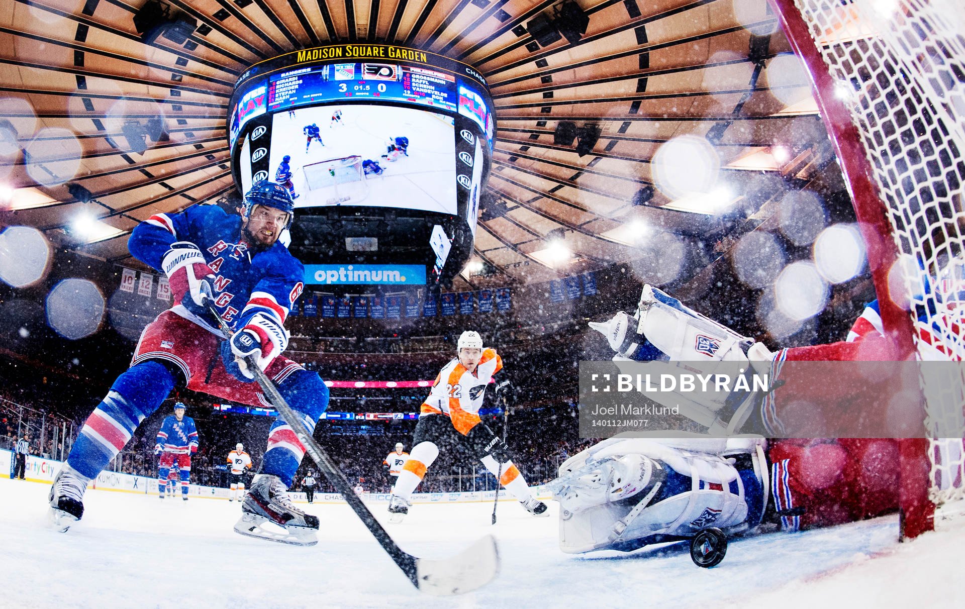 New Yorks Rick Nash rensar undan pucken framför mål