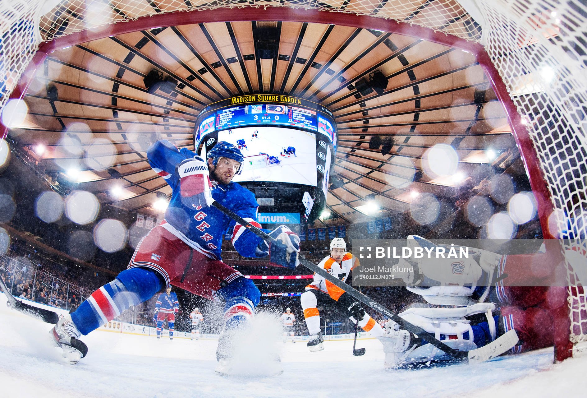 New Yorks Rick Nash rensar undan pucken framför mål