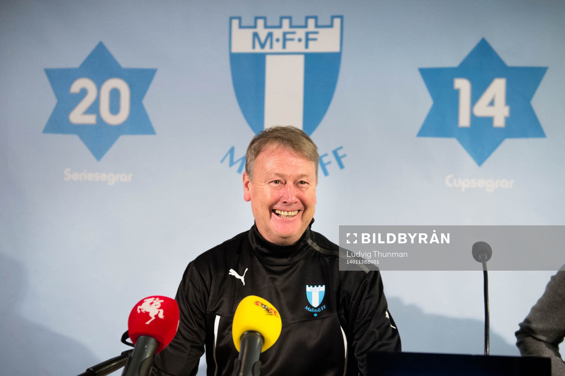 Åge Hareide kommer in till presskonferensen där han
