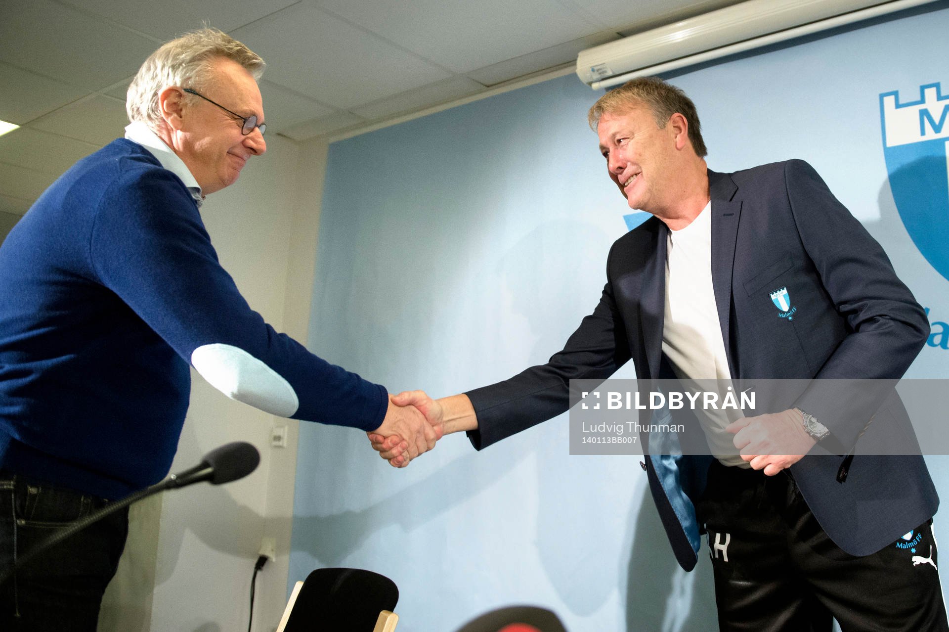 Malmö FFs VD Per Nilsson tar Åge Hareide i hand