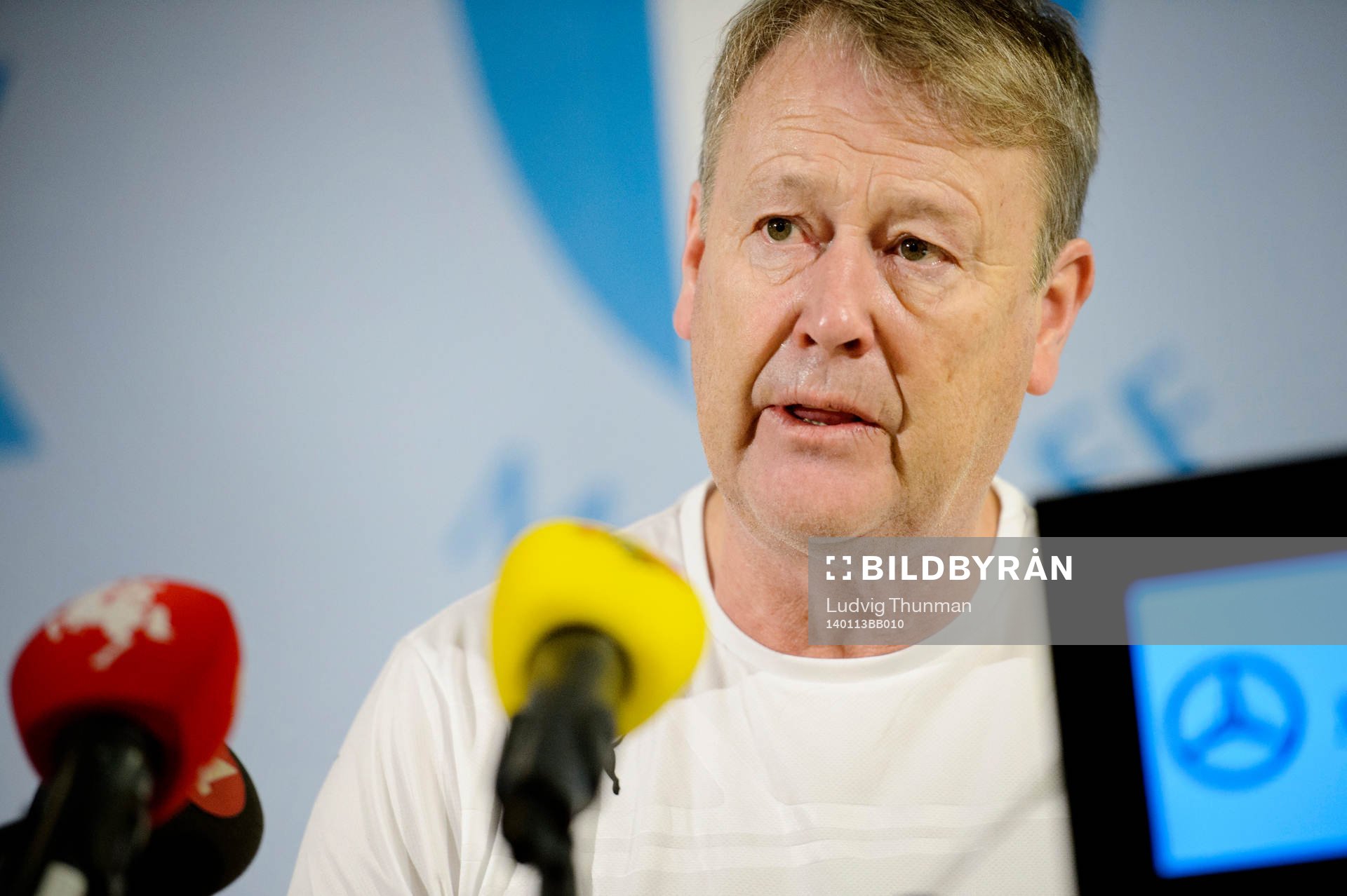 Åge Hareide kommer in till presskonferensen där han