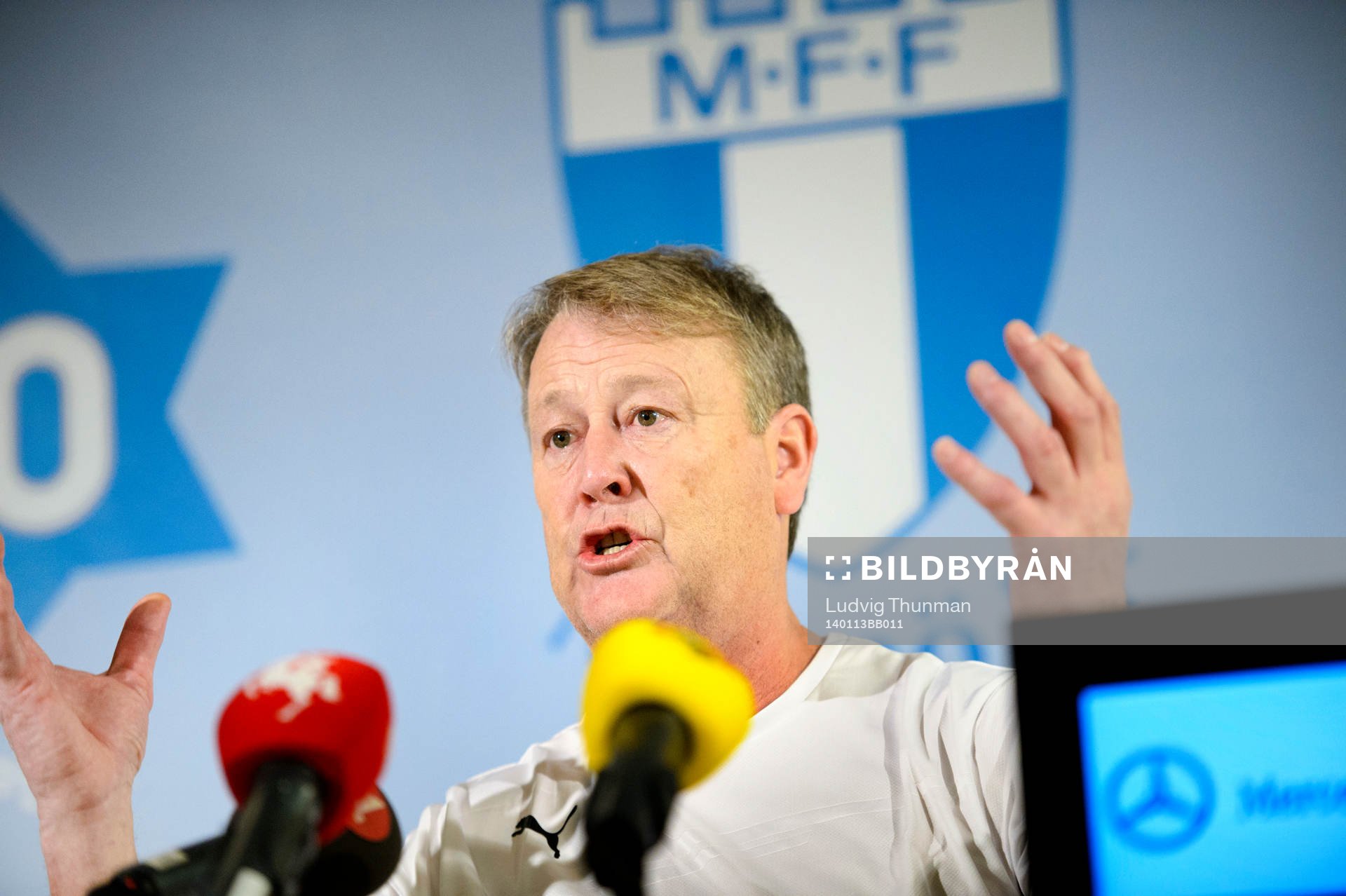 Åge Hareide kommer in till presskonferensen där han