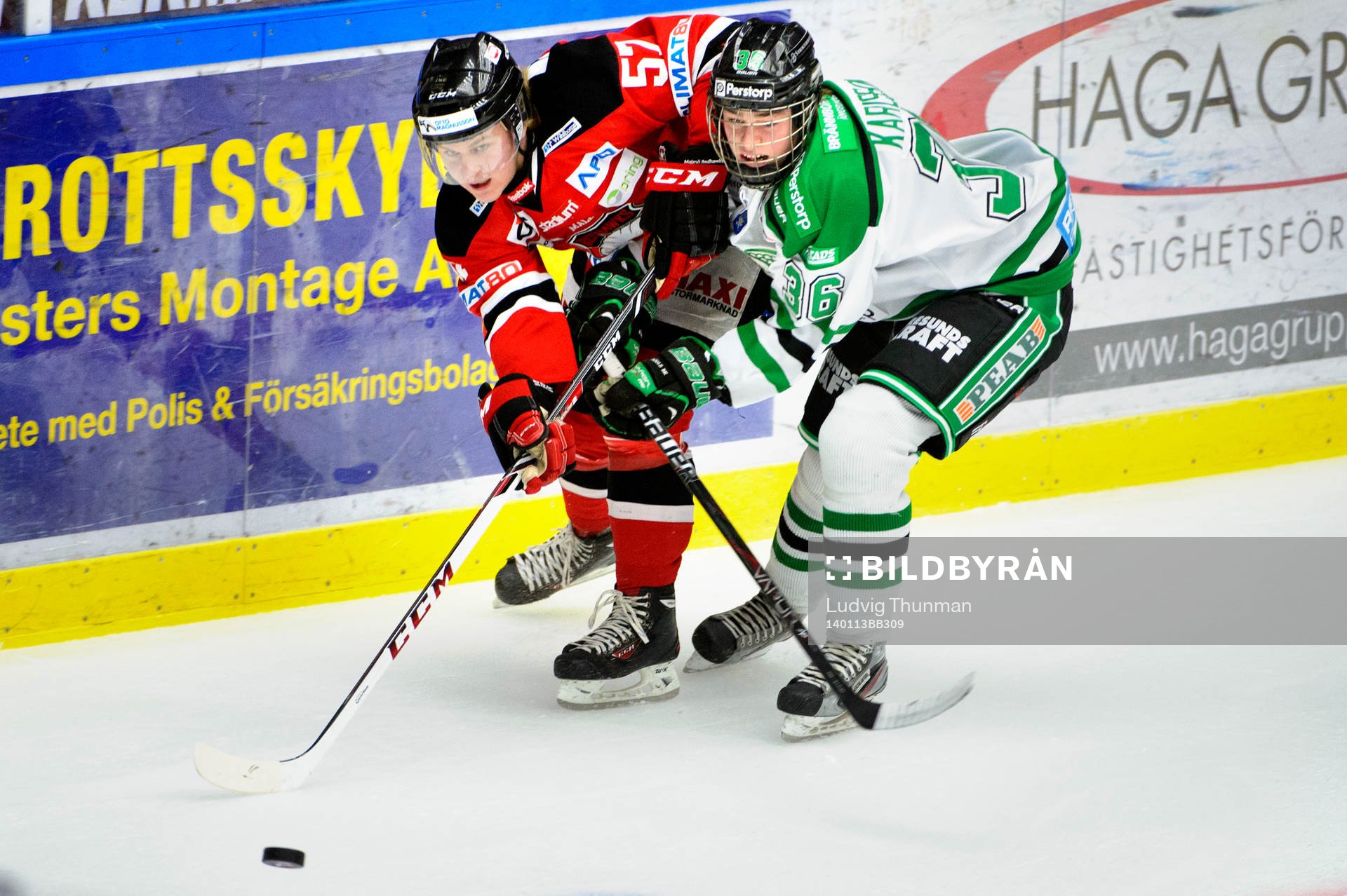 Malmö Redhawks Calle Andersson i kamp om pucken med