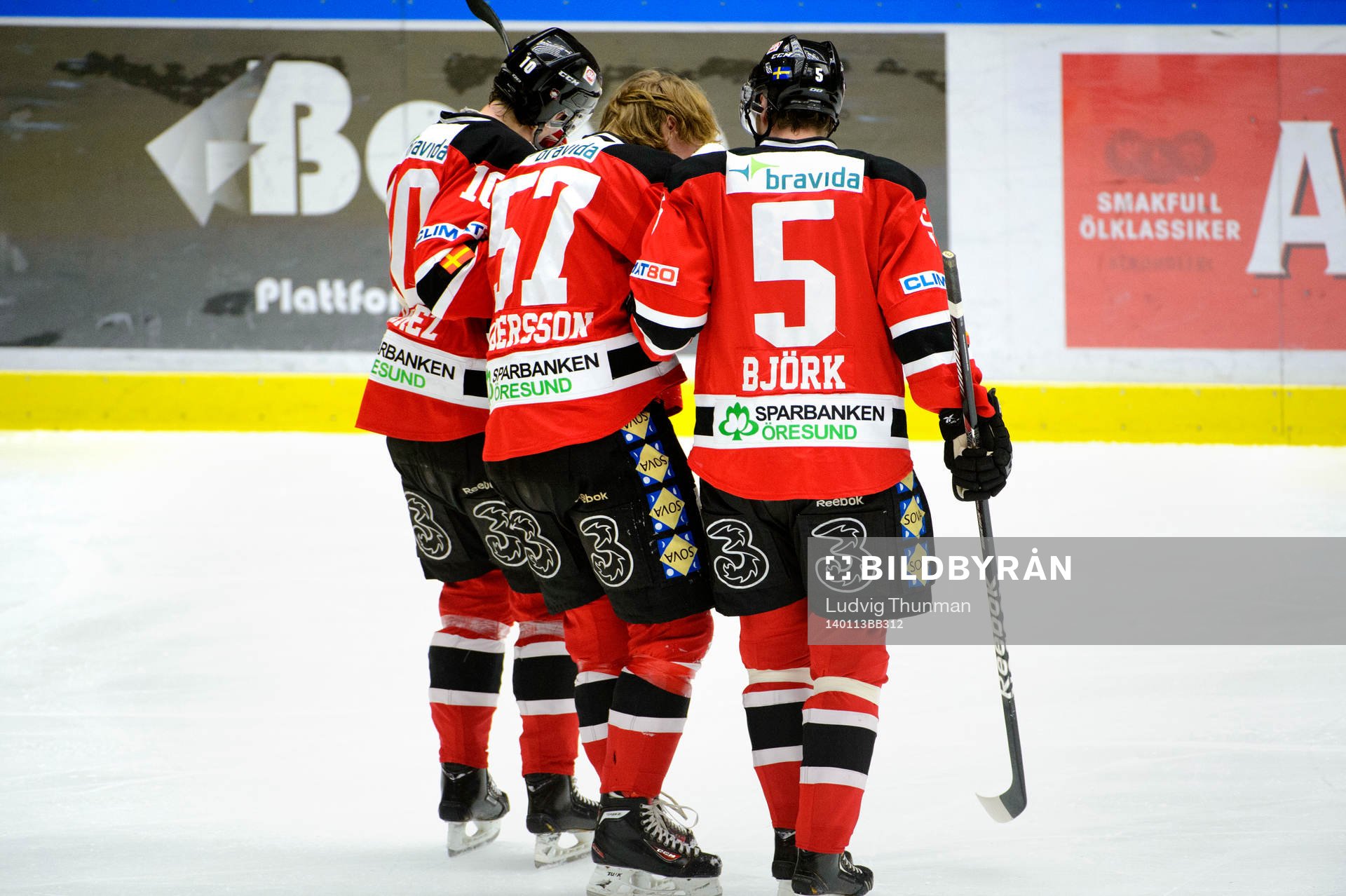 Malmö Redhawks Calle Andersson leds av planen