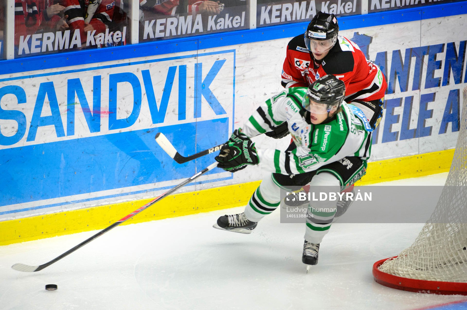 Malmö Redhawks Johan Björk jagar Rögles Robin Sterner