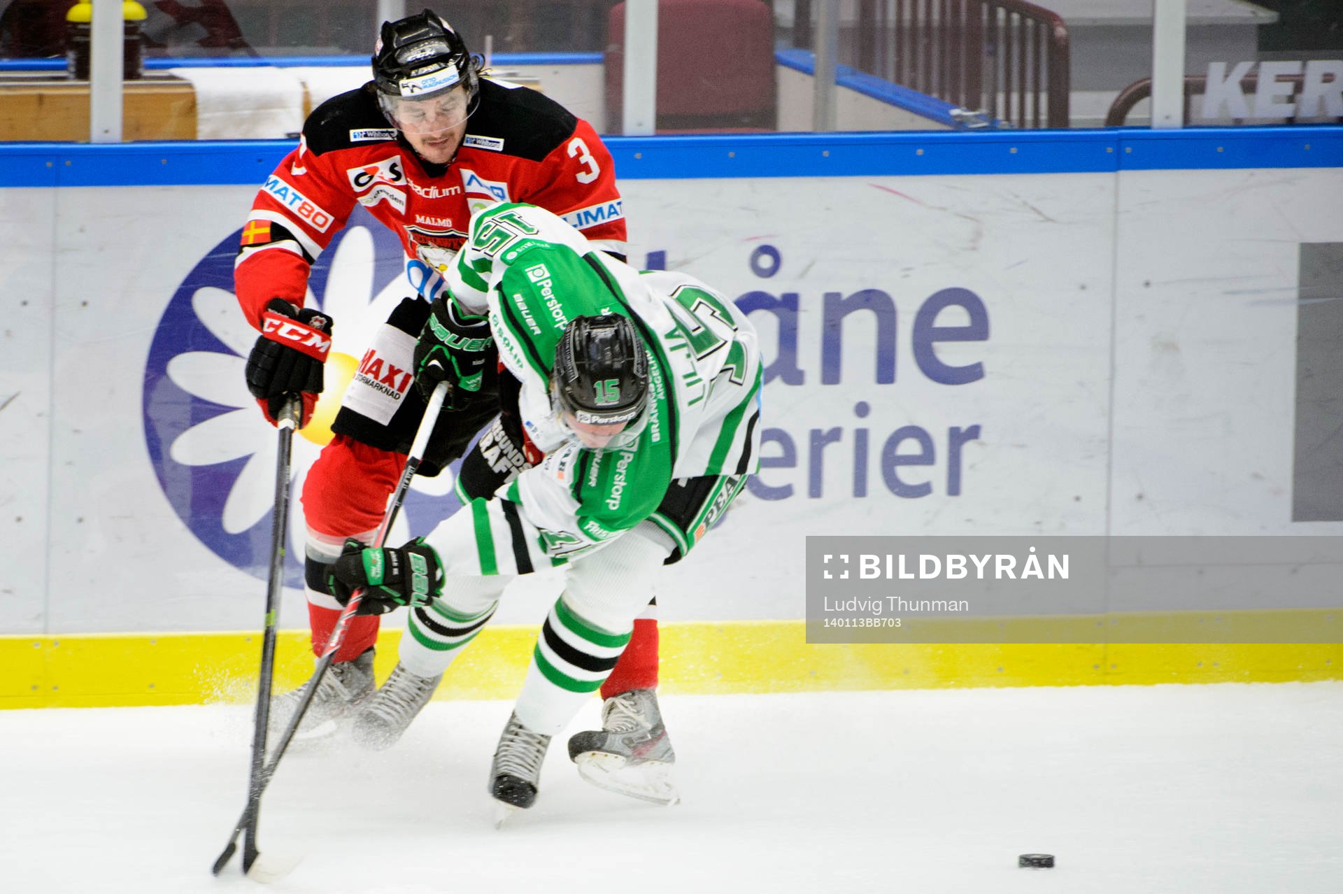 Malmö Redhawks Björn Carlsson i kamp om pucken med