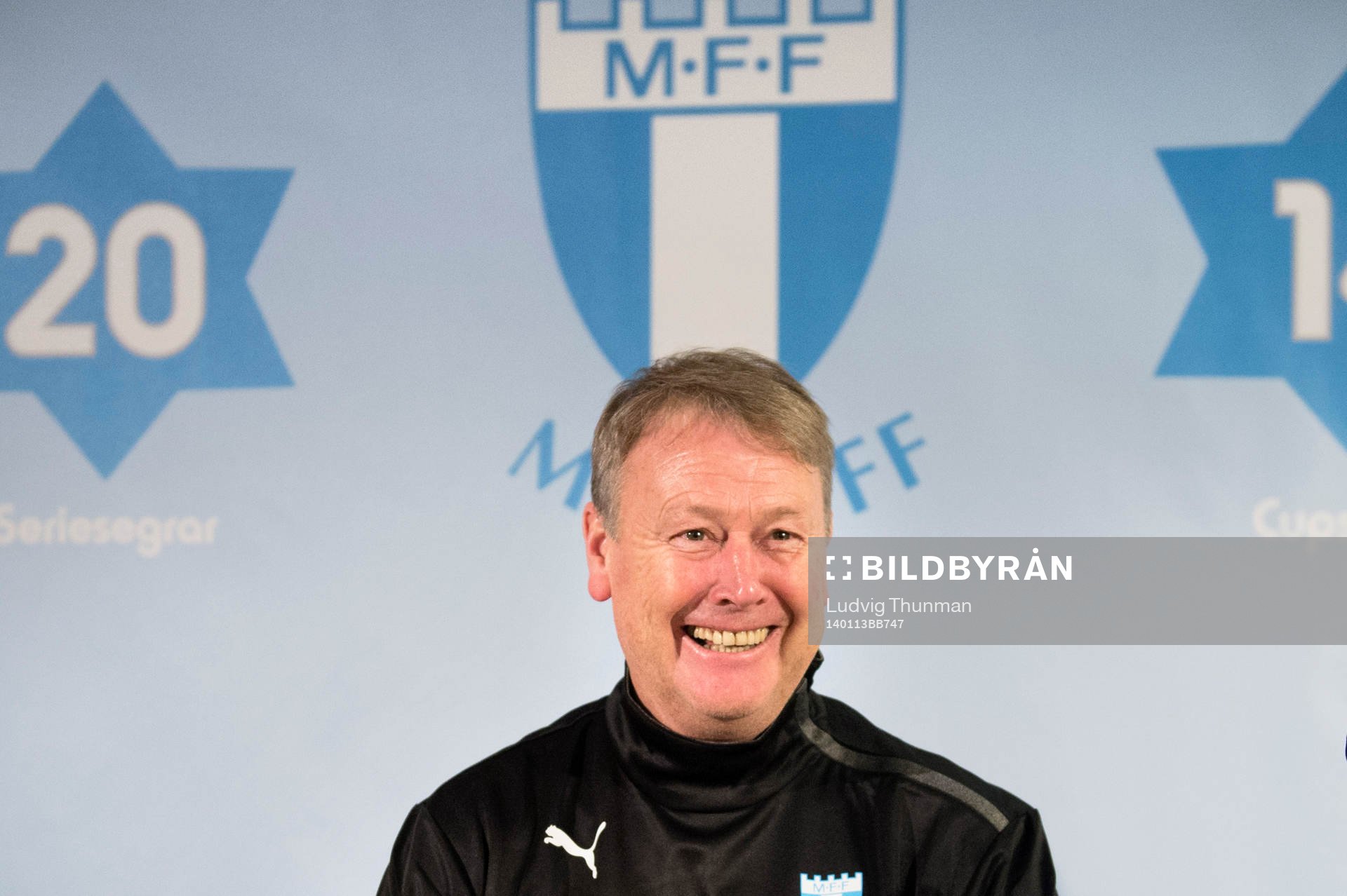 Åge Hareide kommer in till presskonferensen där han