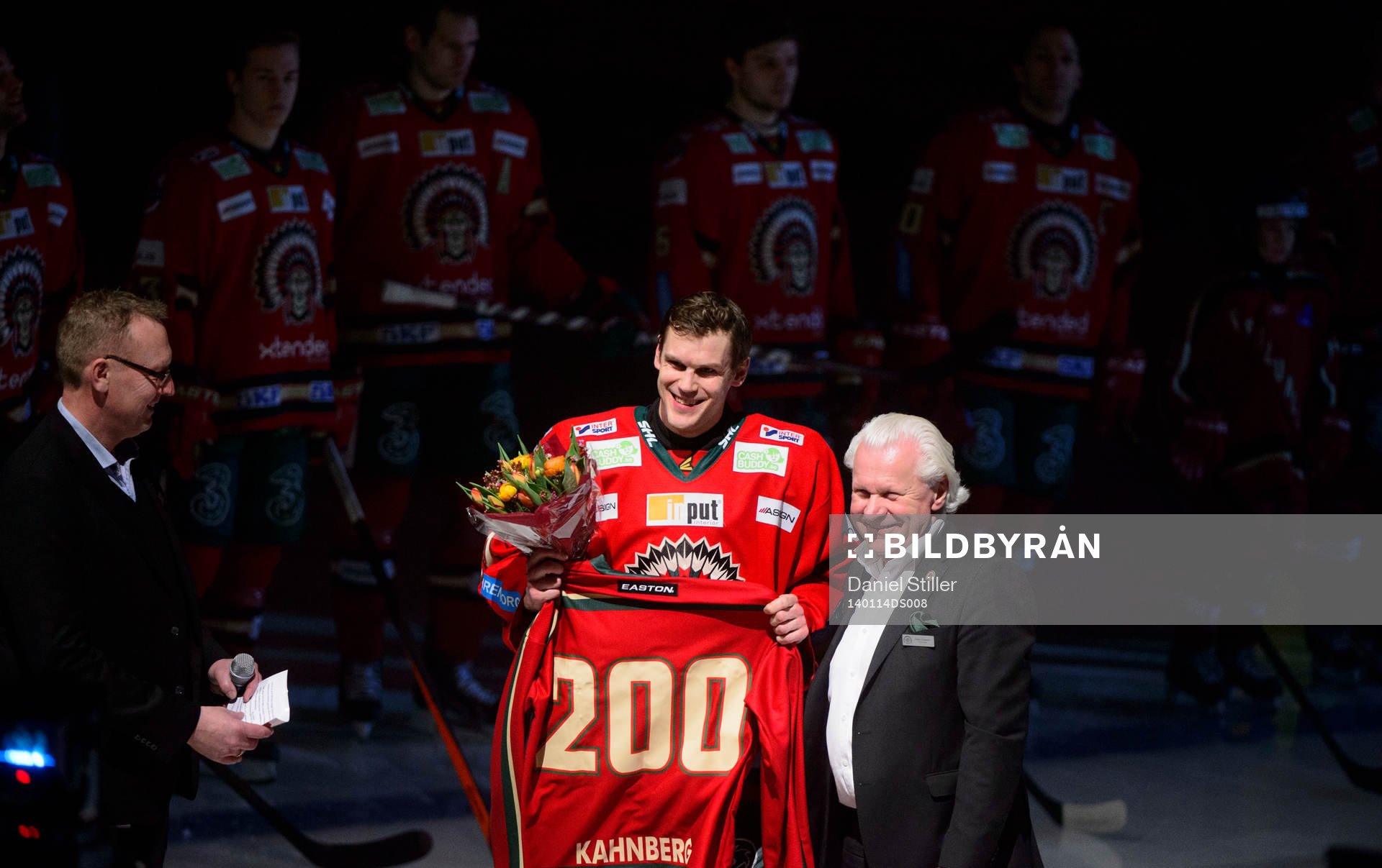 Frölundas Magnus Kahnberg tackas av innan matchen av