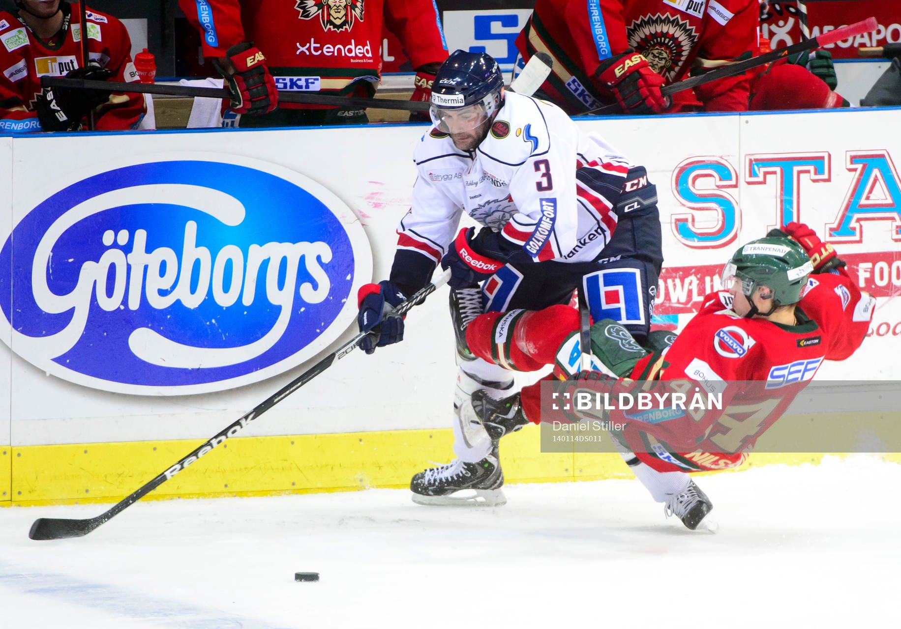 Linköpings Kent McDonell tacklar Frölundas Tom Nilsson