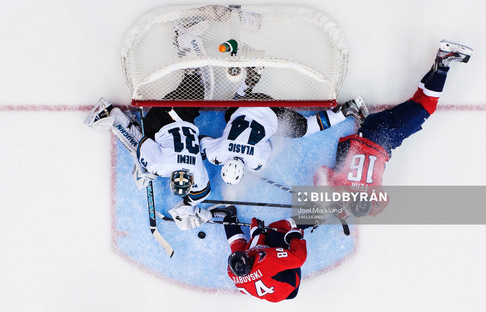 San Joses målvakt Antti Niemi och Marc-Edouard Vlasic ser
