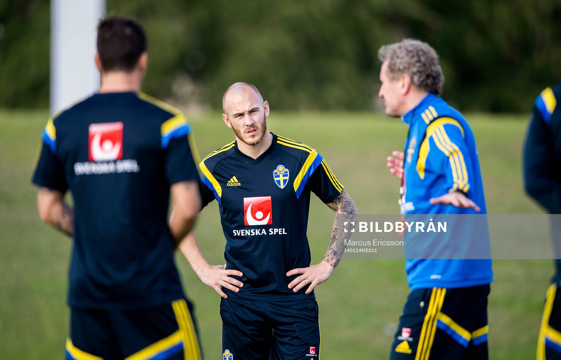 Magnus Eriksson lyssnar på förbundskapten Erik Hamrén