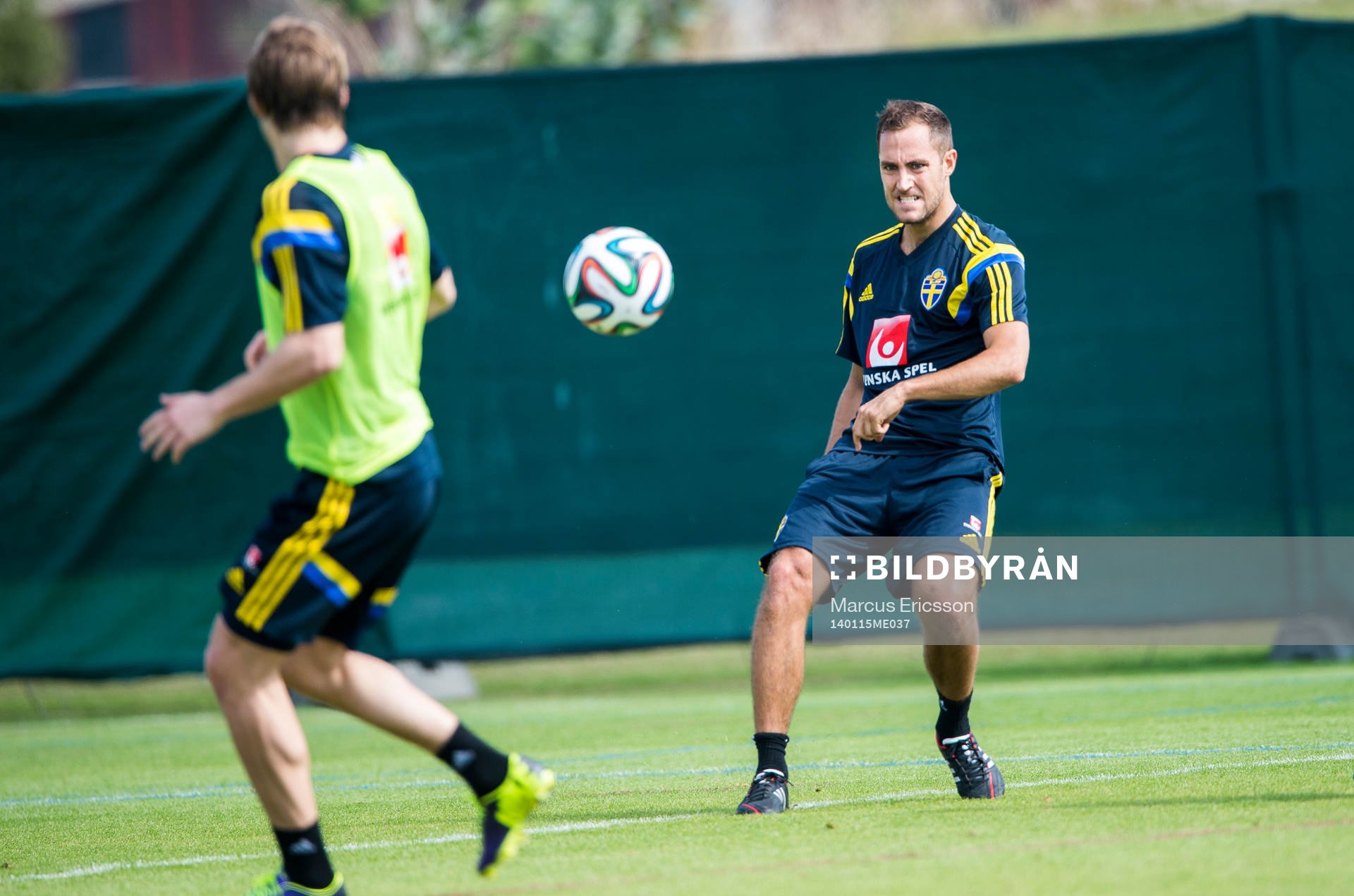 Niklas Backman spelar upp boll