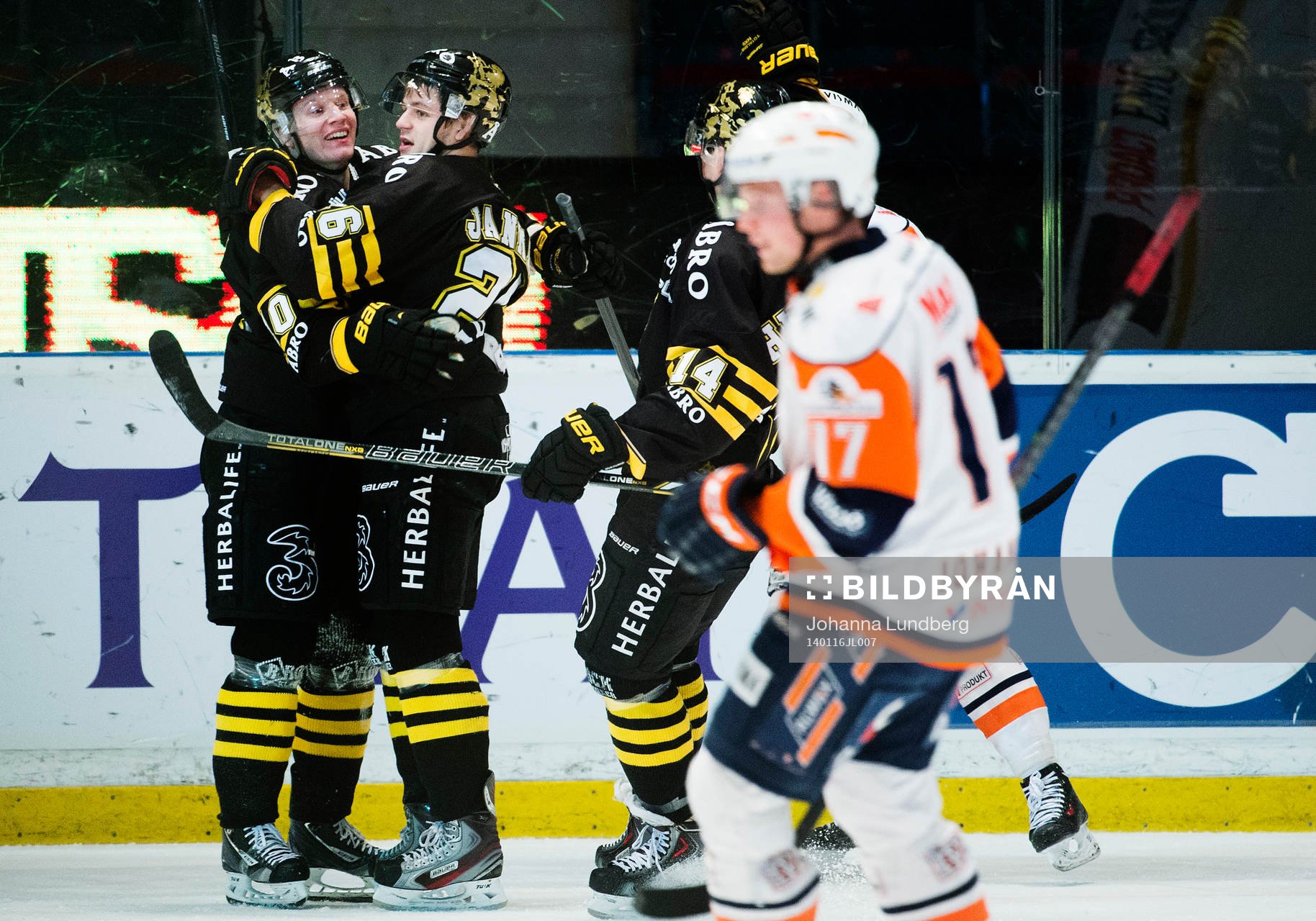 s Esa Pirnes och Mattias Janmark jublar