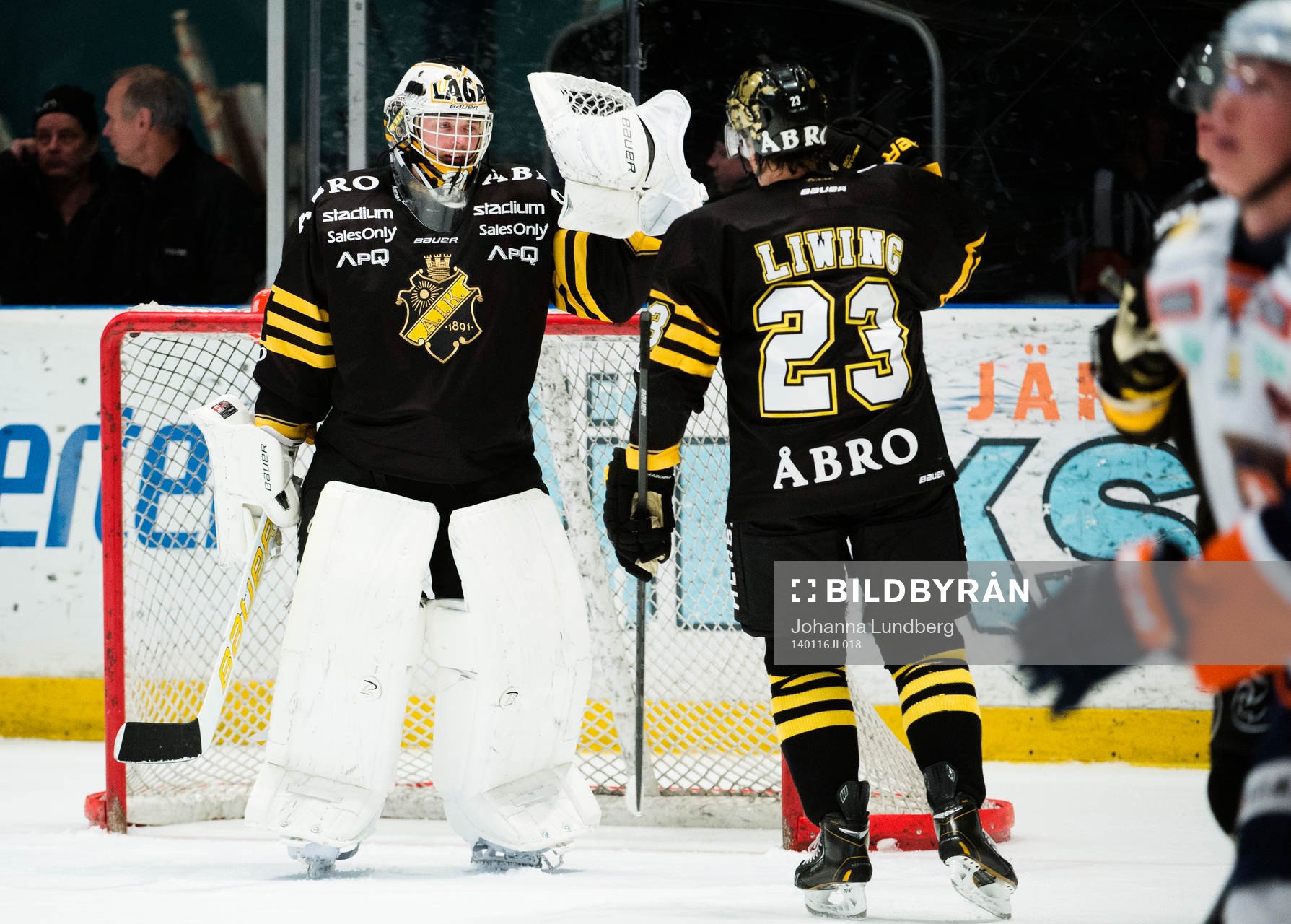 s målvakt Daniel Larsson och Jonas Liwing jublar