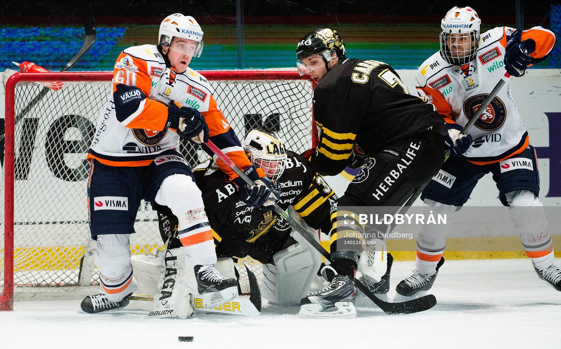 s Brett Carson framför AIK:s målvakt Daniel Larsson