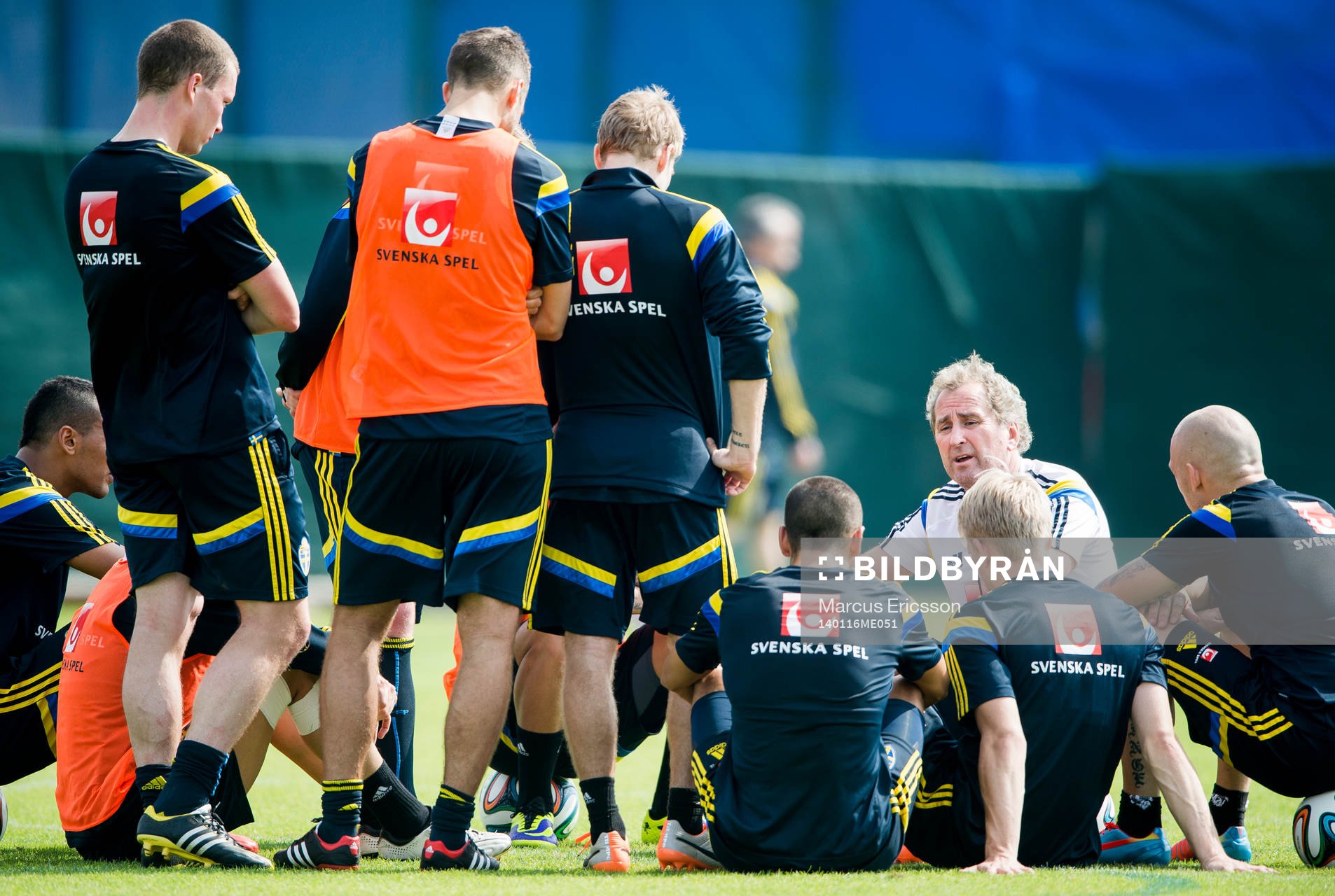 Förbundskapten Erik Hamrén har genomgång med startelvan