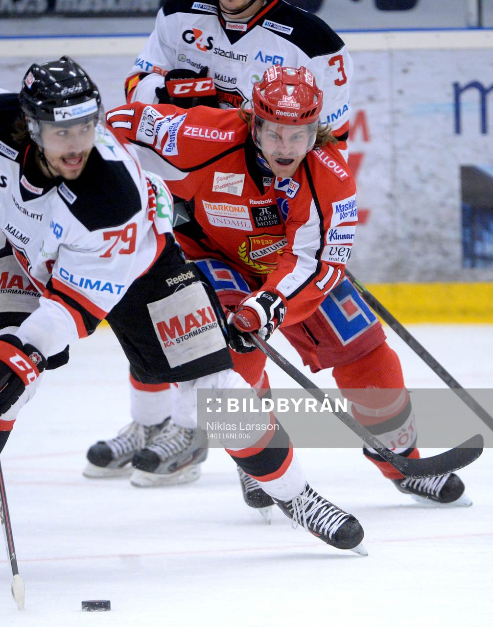 Almtunas Henri Snäll jagar Malmö Redhawks Ludvig Rensfeldt