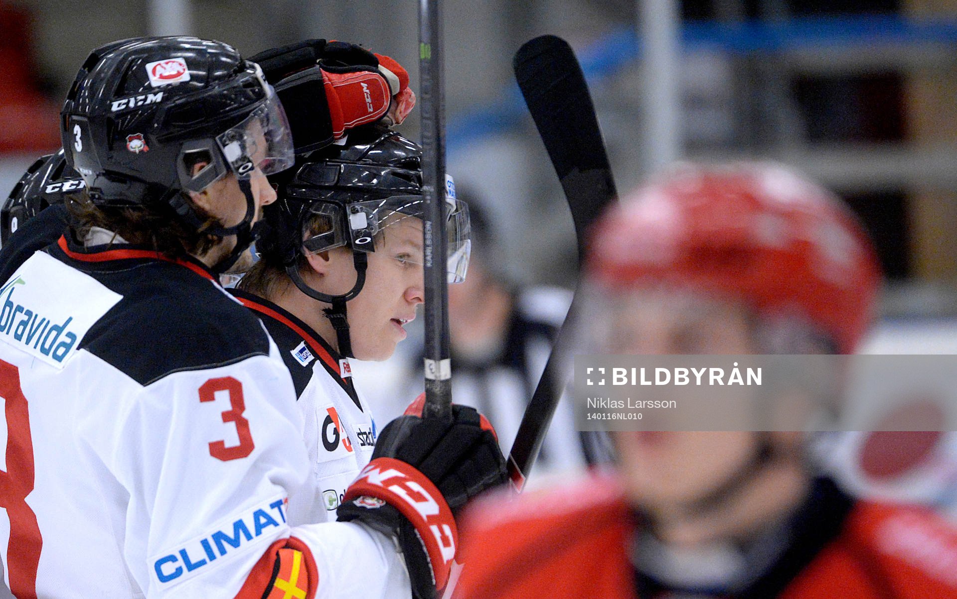 Malmö Redhawks Daniel Viksten gratuleras
