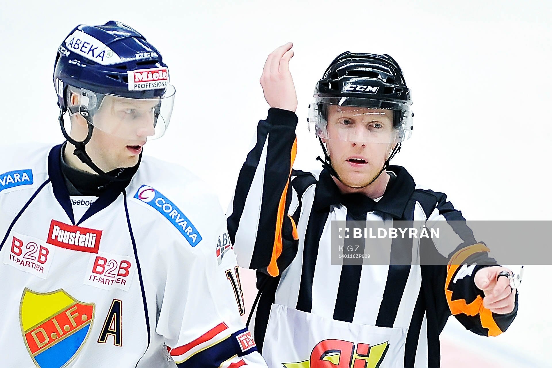 Djurgårdens Henrik Eriksson diskuterar med domaren Mikael
