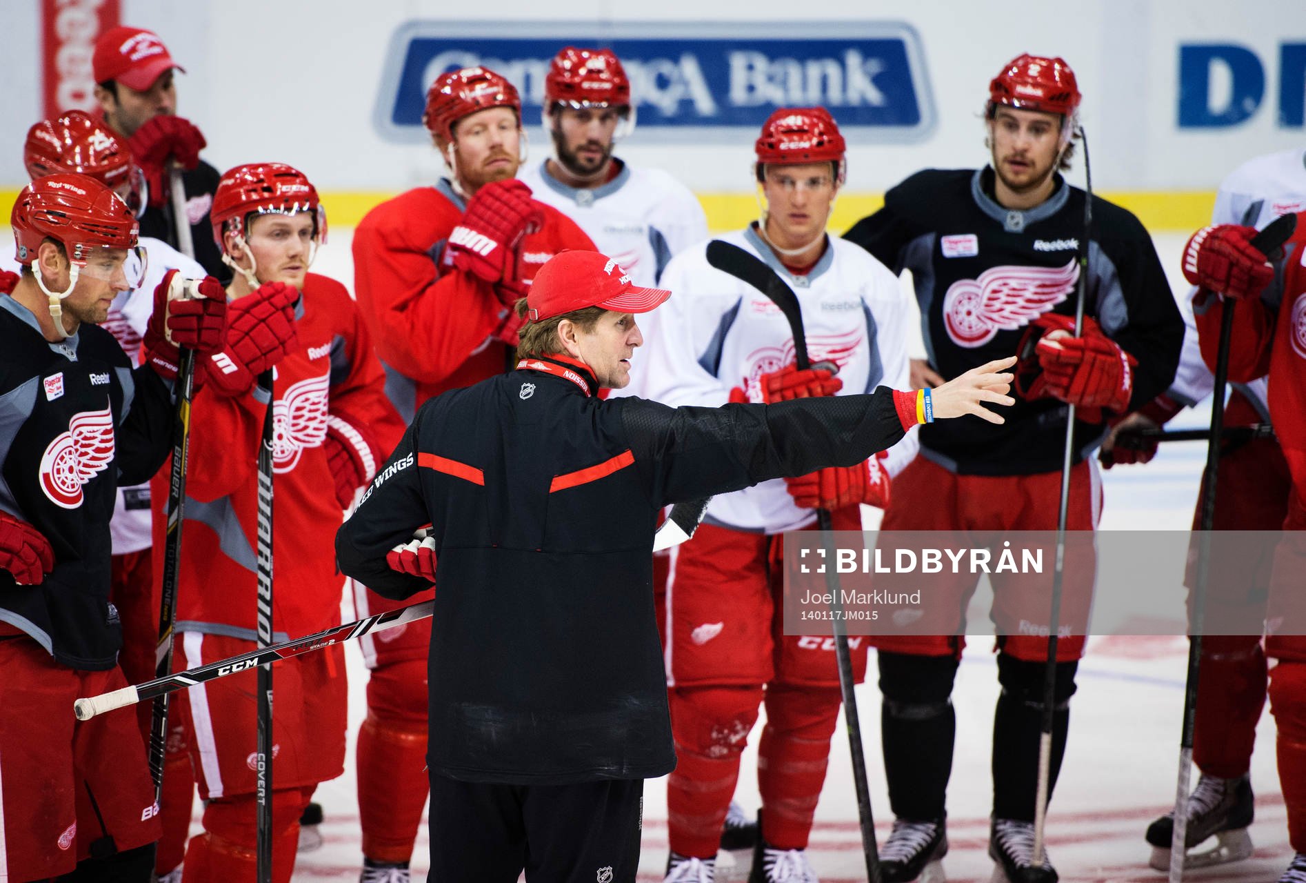 Huvudtränaren Mike Babcock ger instruktioner