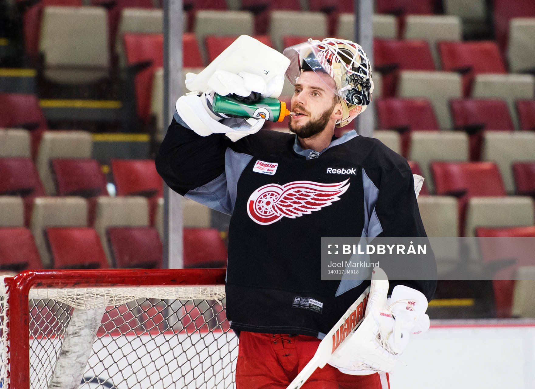 Målvakten Jonas Gustavsson dricker vatten