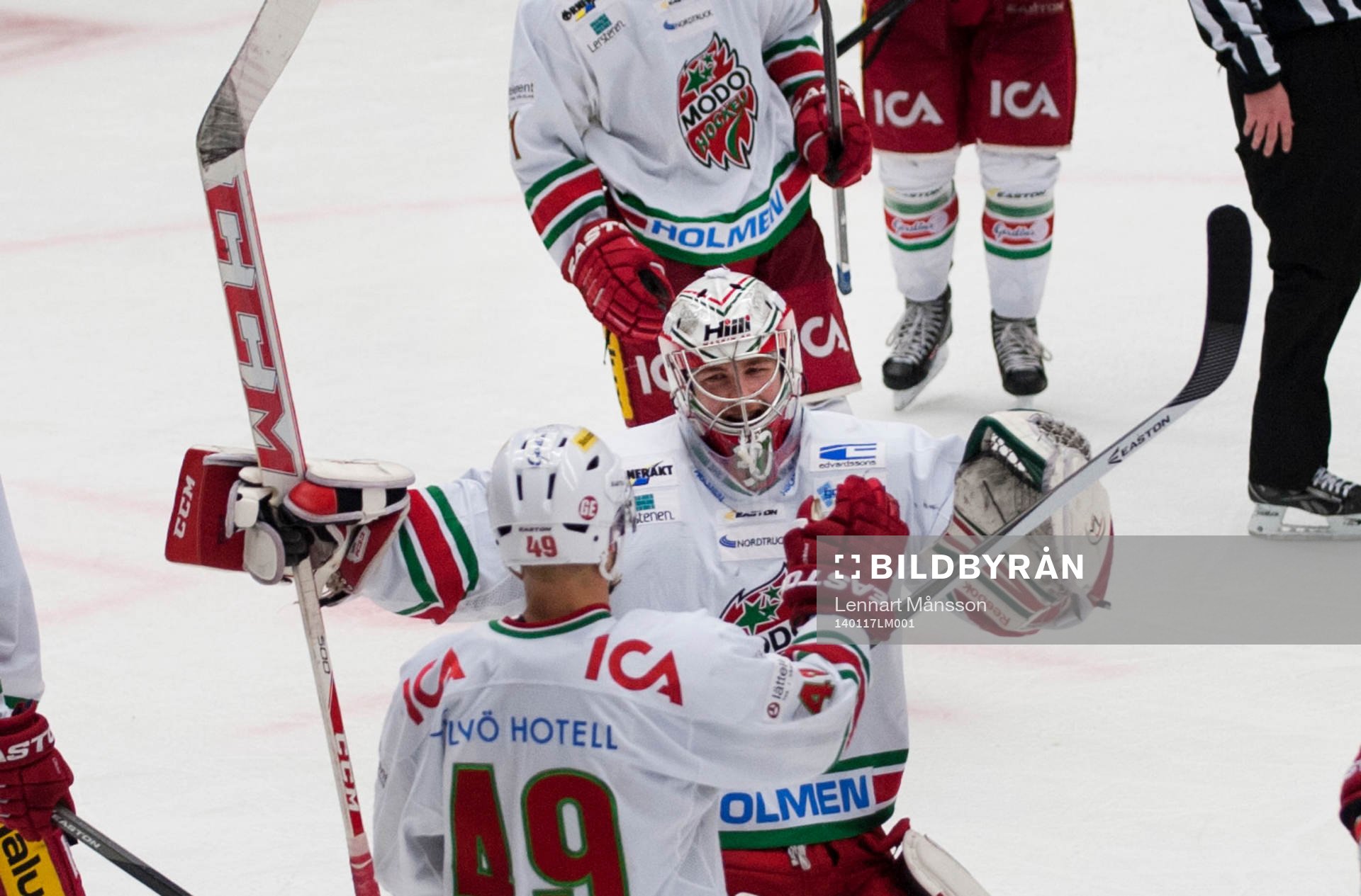 Modos målvakt Linus Ullmark jublar när slutsignalen