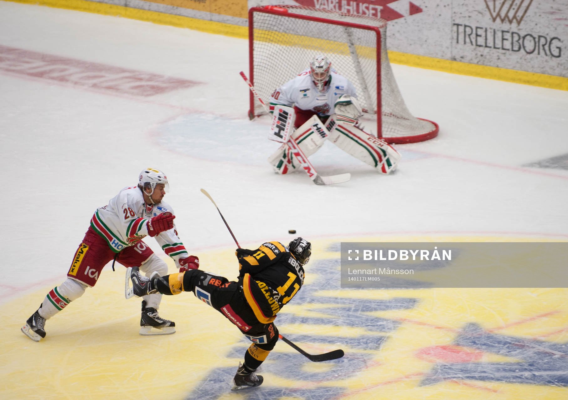 Skellefteå Bud Halloway skjuter mot Modos målvakt Linus