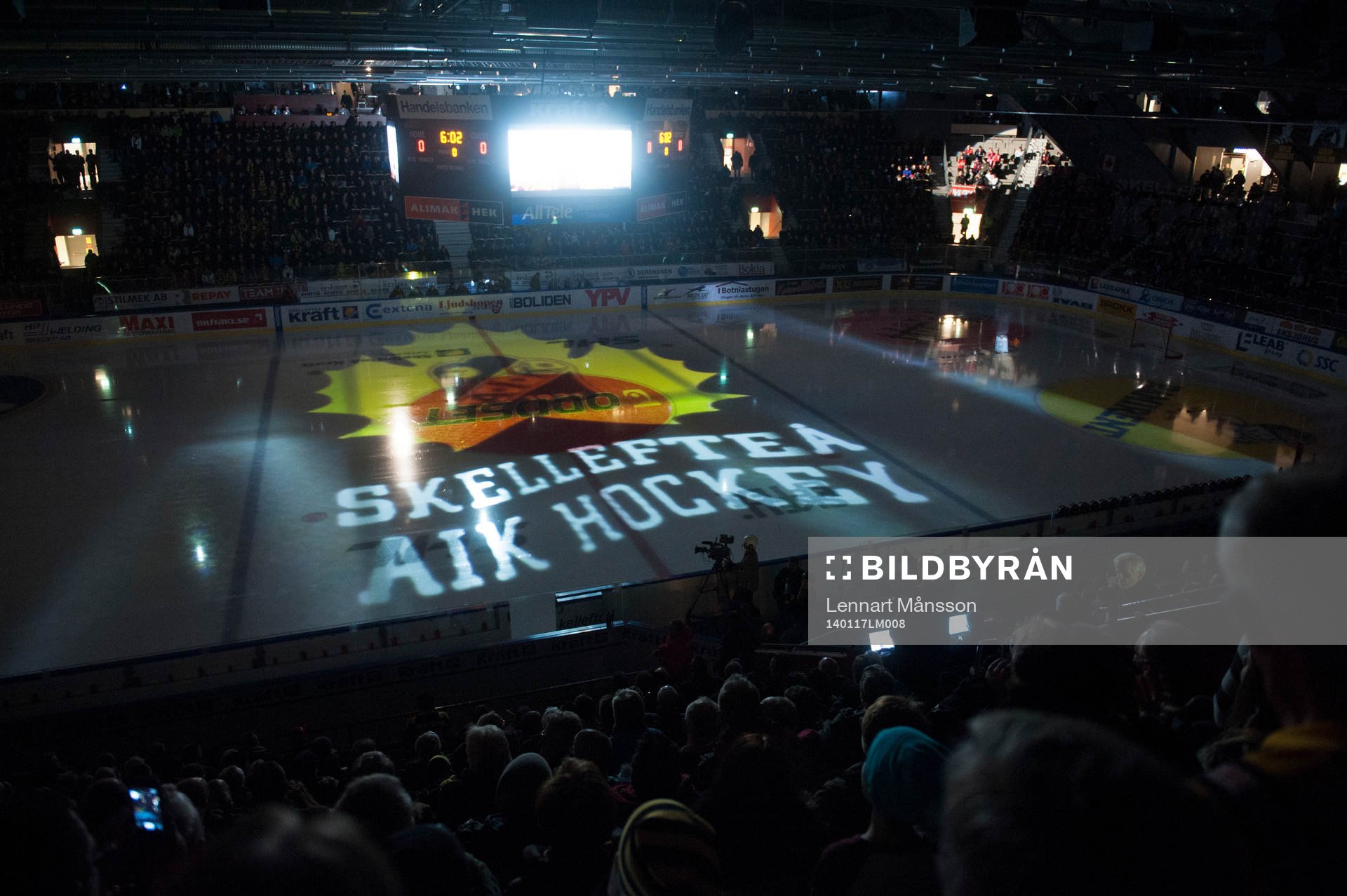 Översikt rink med Skellefteås klubbmärke i isen i