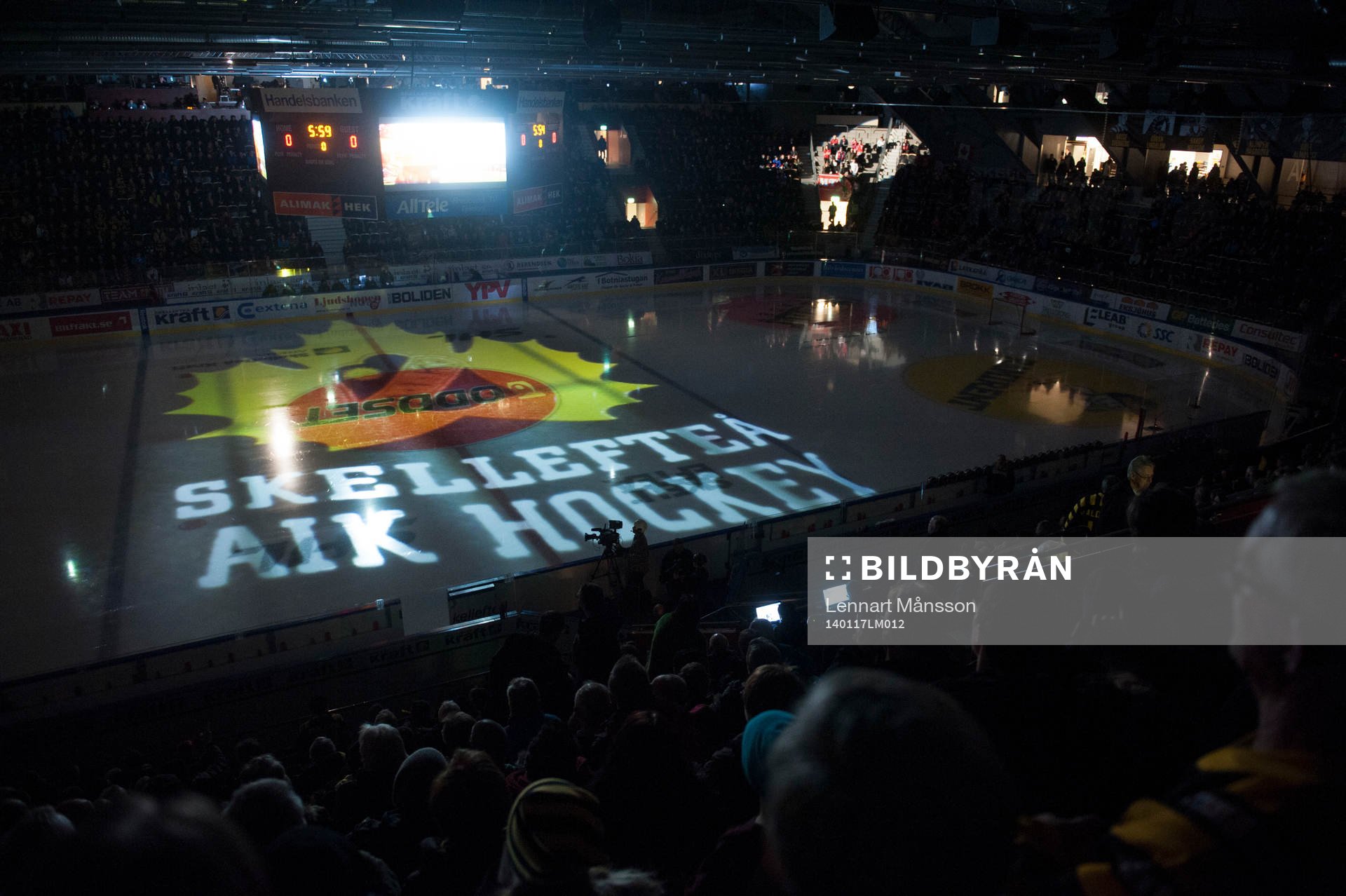 Översikt rink med Skellefteås klubbmärke i isen i