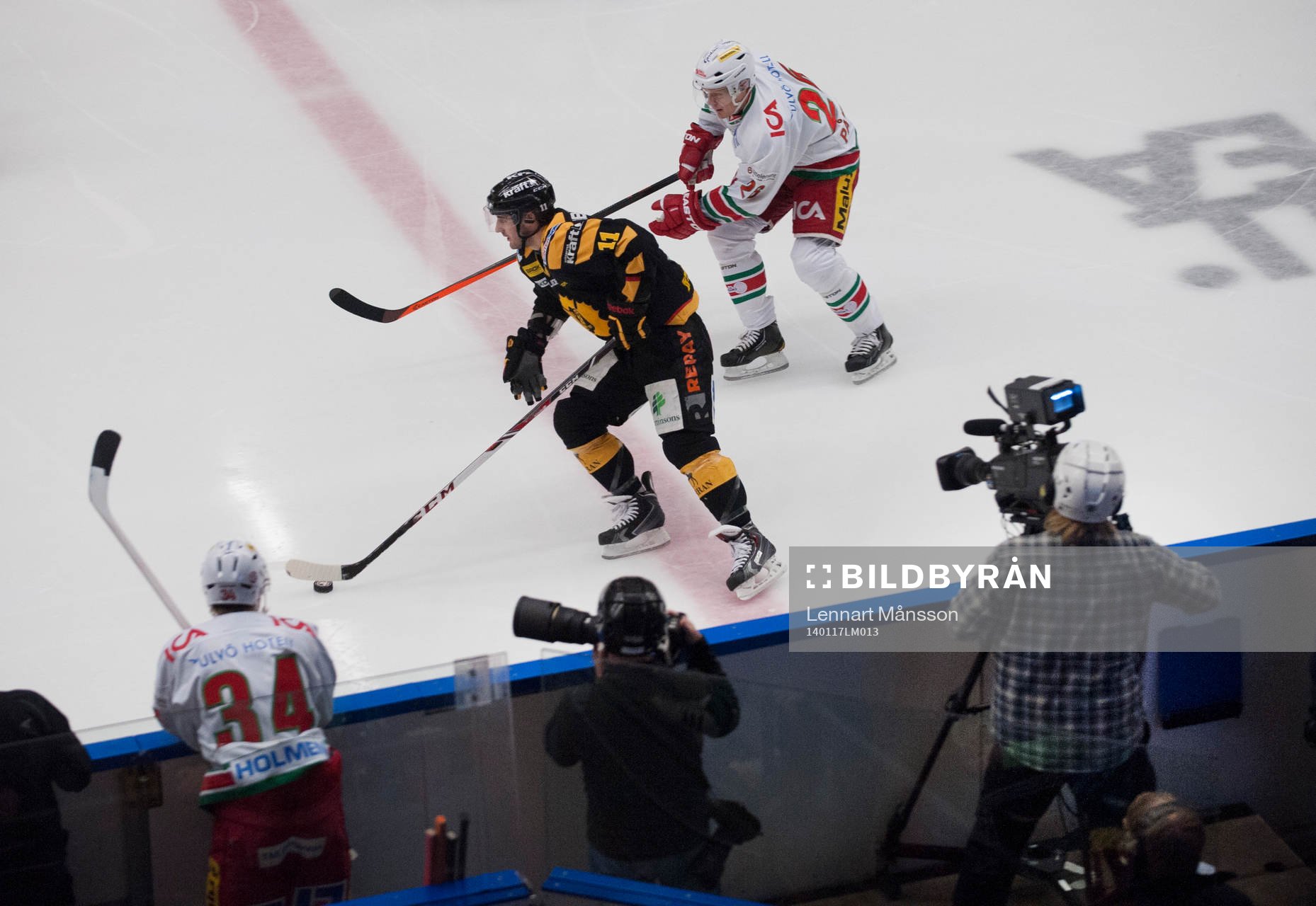 Fotografer bevakar matchen närmast sargen i matchen i SHL