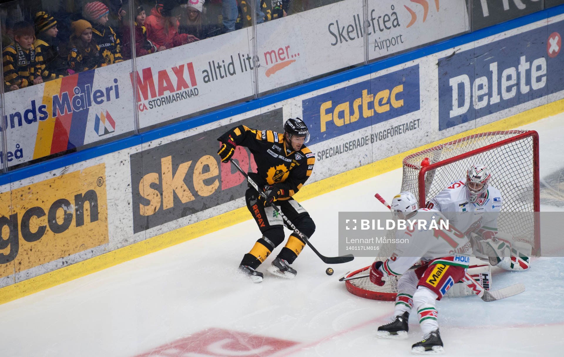 Skellefteås Erik Forsell med pucken bakom målburen, jagad