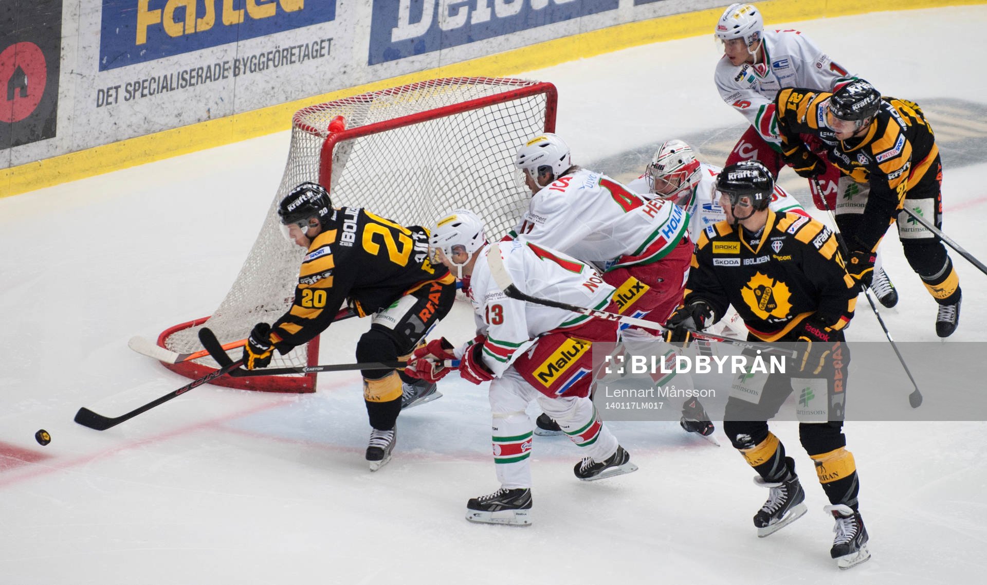 Skellefteås Erik Forsell jagas av Modos Niklas Nordgren
