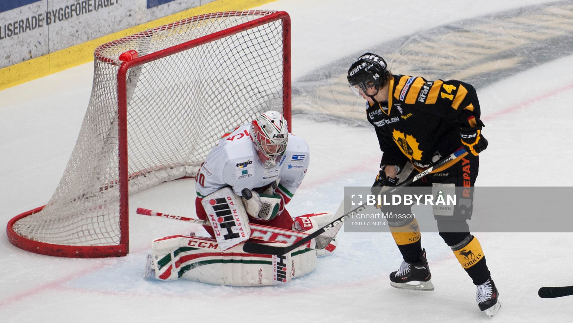 Modos målvakt Linus Ullmark fångar pucken framför