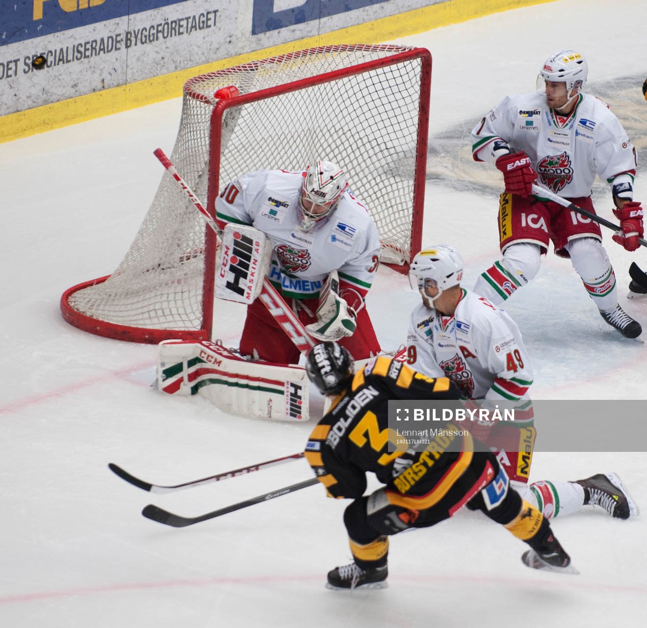 Skellefteås Niclas Burström skjuter mot tävlande backen