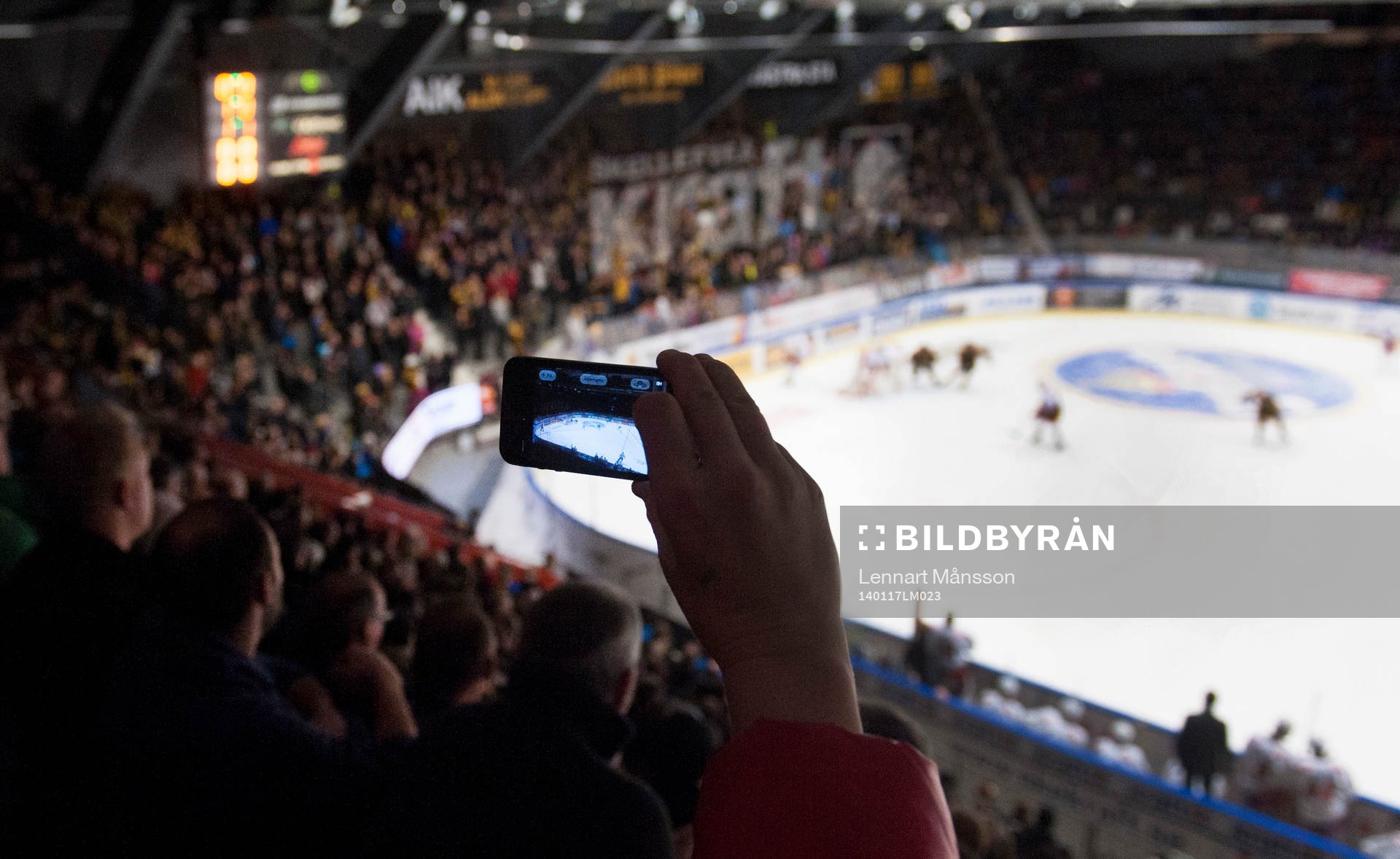 Publiken filmar och fotograferar i matchen i SHL mellan