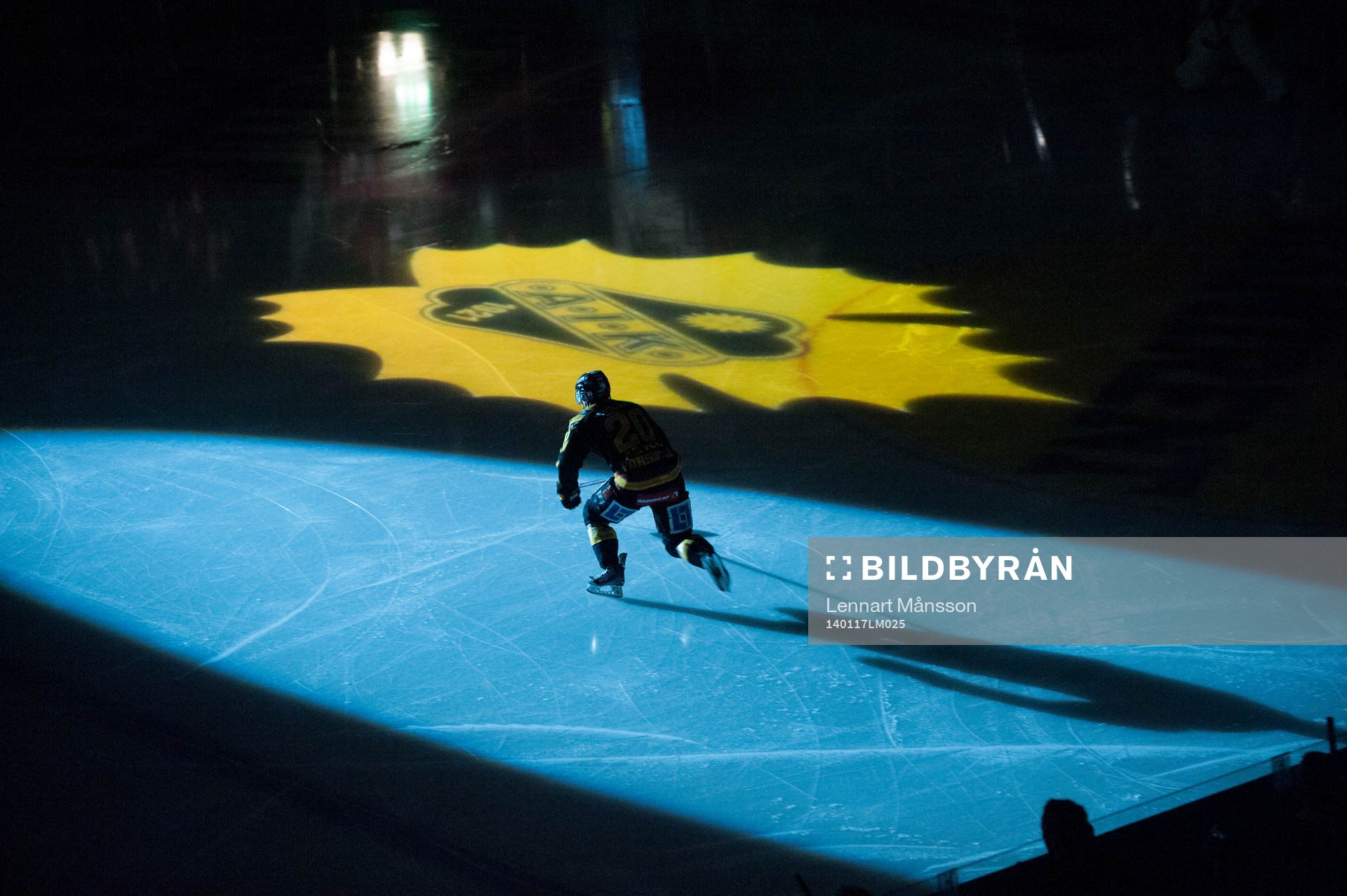 Skellefteås spelare gör entré på isen med Skellefteås