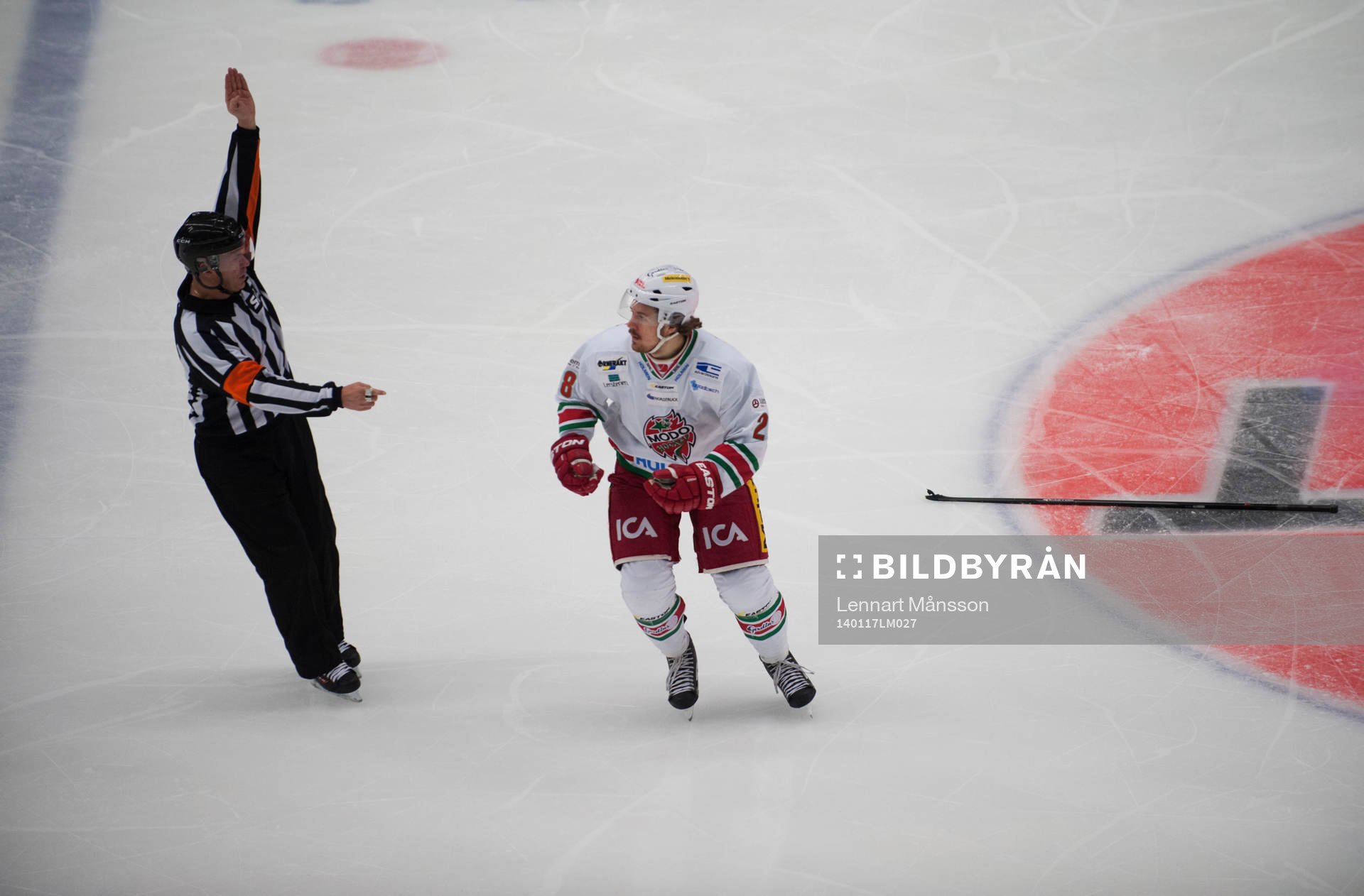 Domaren visar ut Modos Kristian Forsberg i matchen i SHL