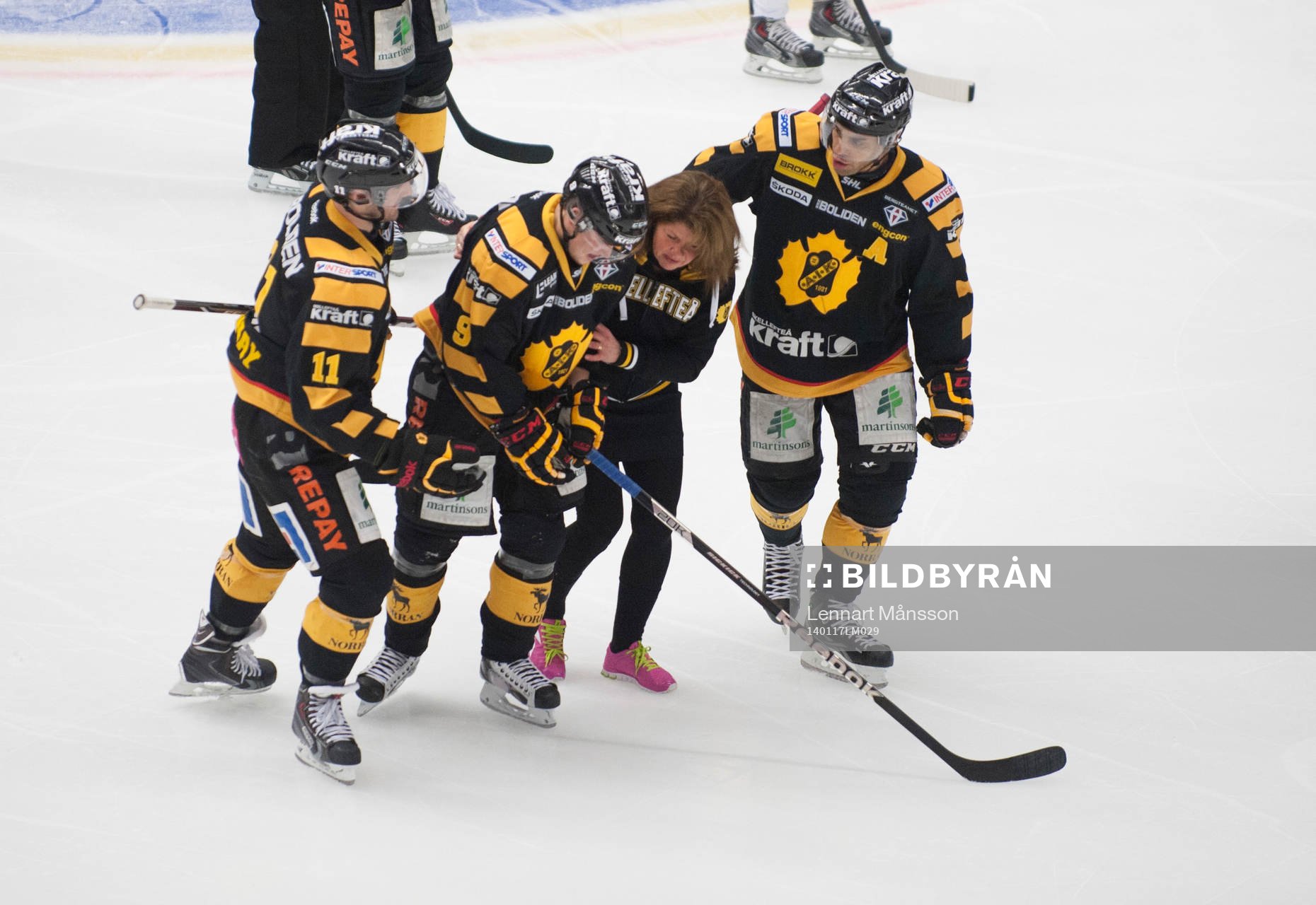 Skellefteås Viktor Arvidsson tas omband av