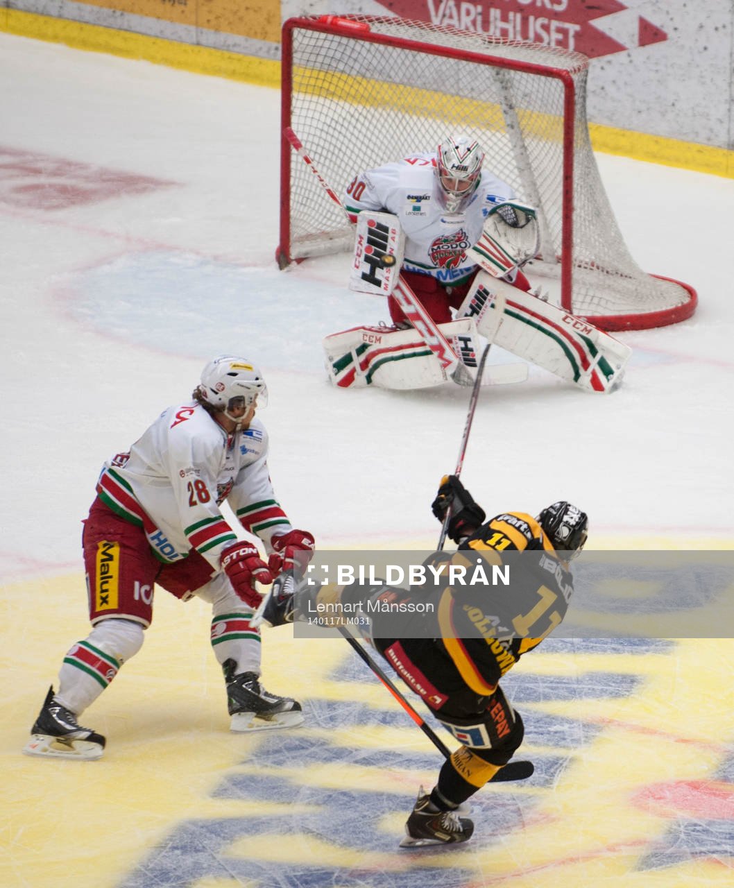 Skellefteå Bud Halloway skjuter mot Modos målvakt Linus