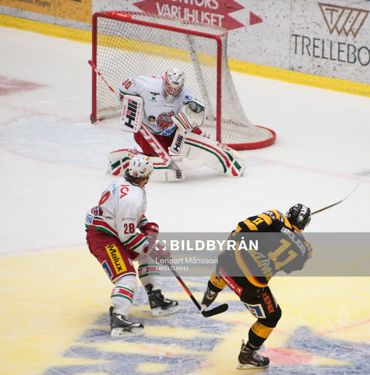 Skellefteå Bud Halloway skjuter mot Modos målvakt Linus