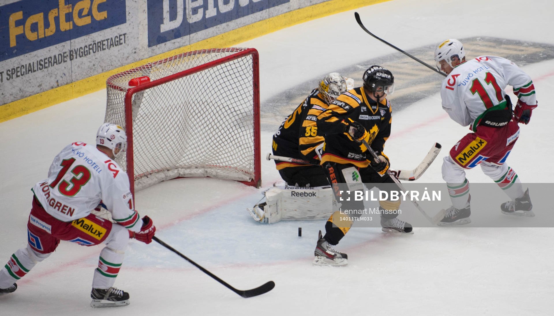 Pucken ligger fri framför Skellefteås målvakt Markus
