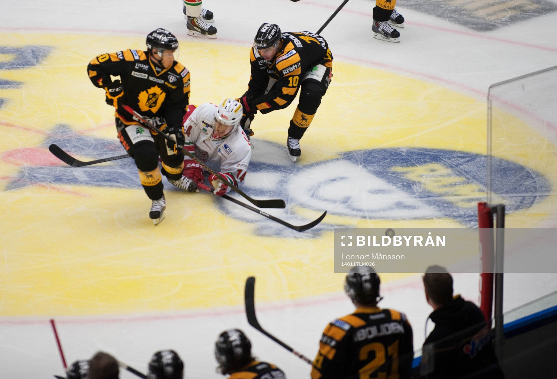 Skellefteå trycker ner en Modo-spelare nära Skellefteås