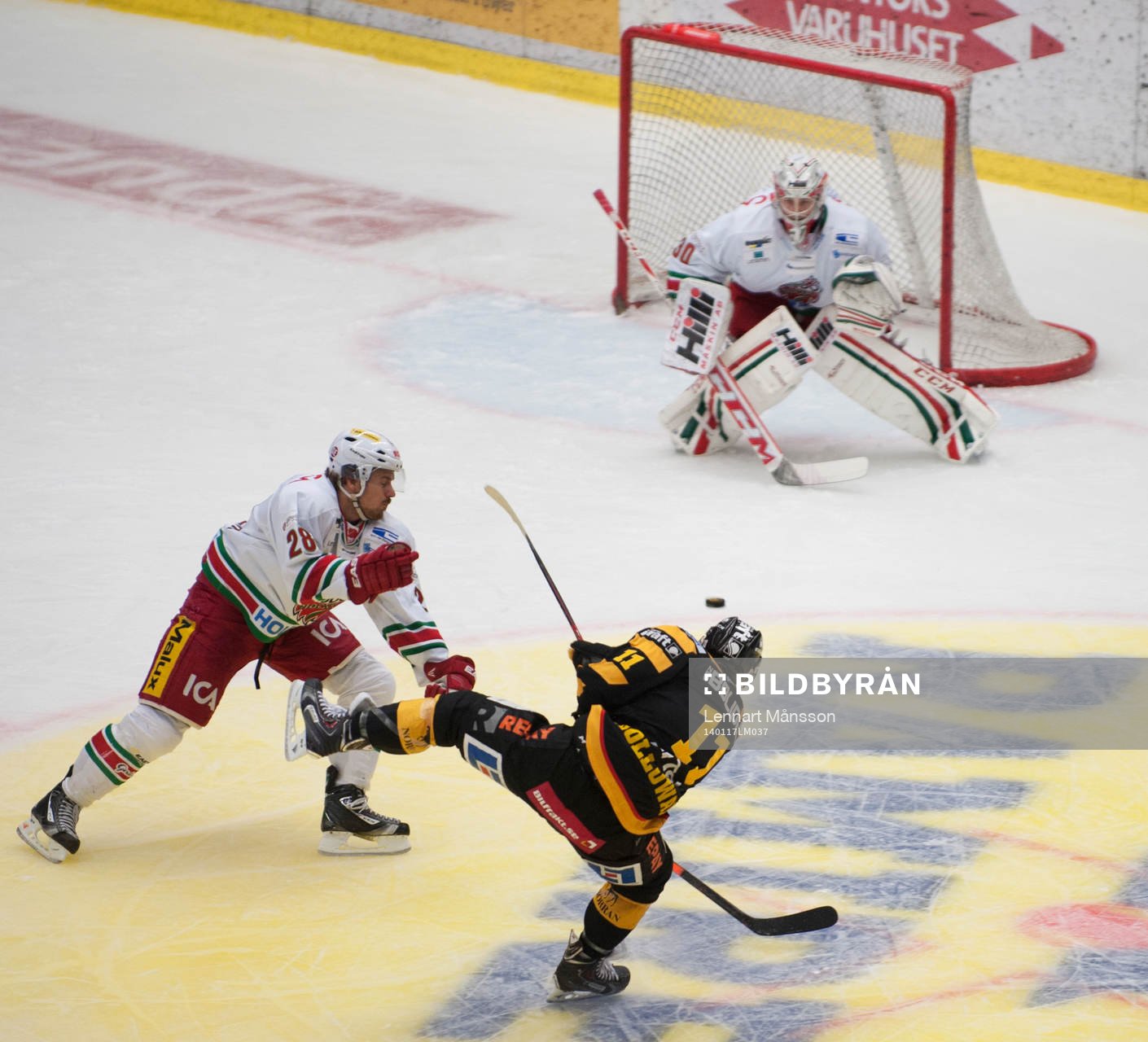 Skellefteå Bud Halloway skjuter mot Modos målvakt Linus