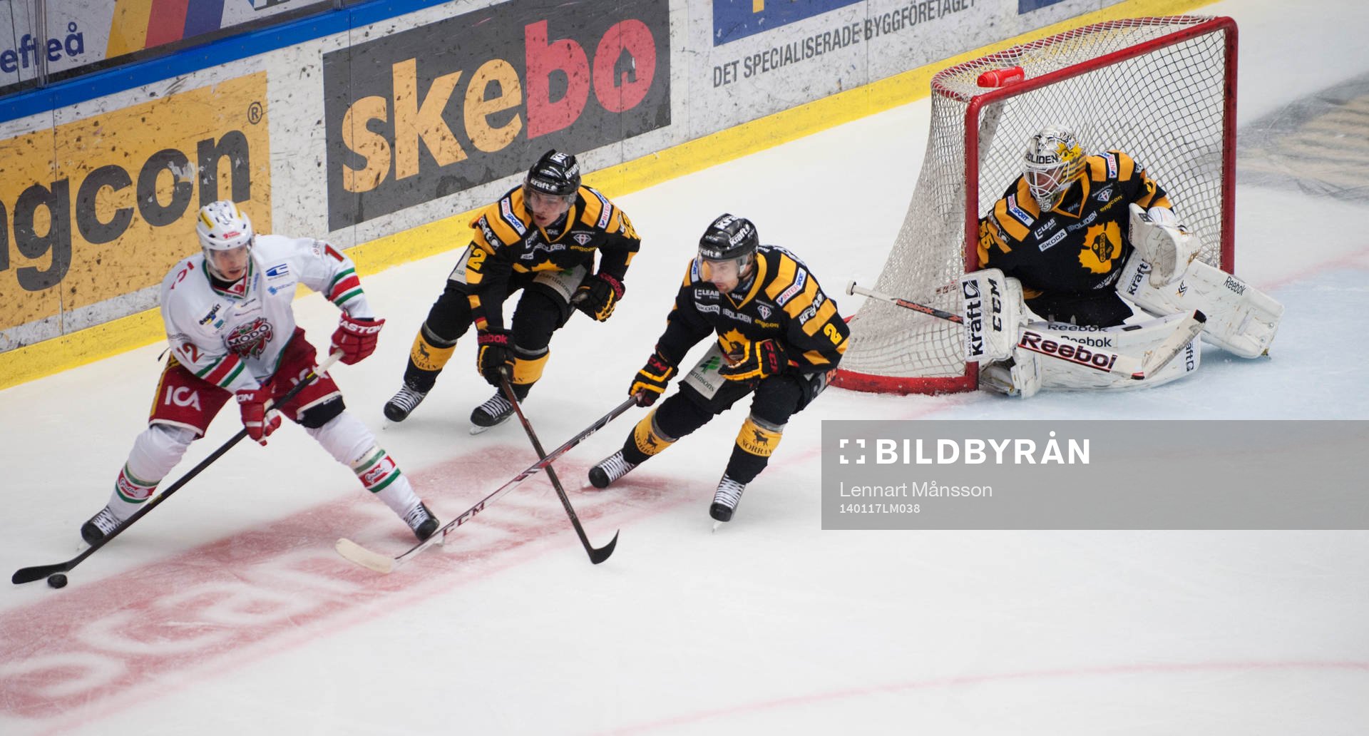 Modos Dave Spina jagas av Skellefteå-spelare i matchen i