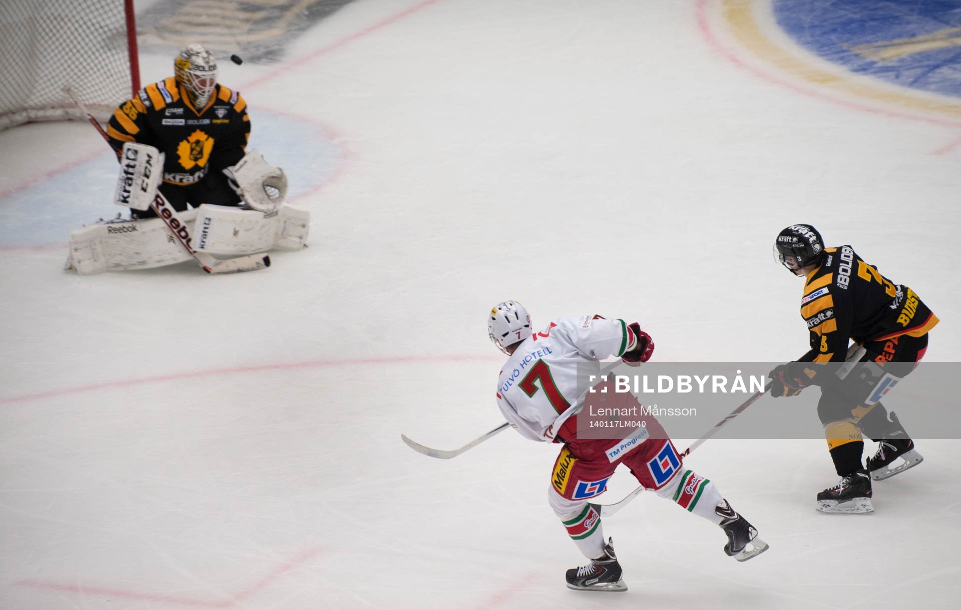 Modos Jeff Tambellini skjuter mot Skellefteås målvakt