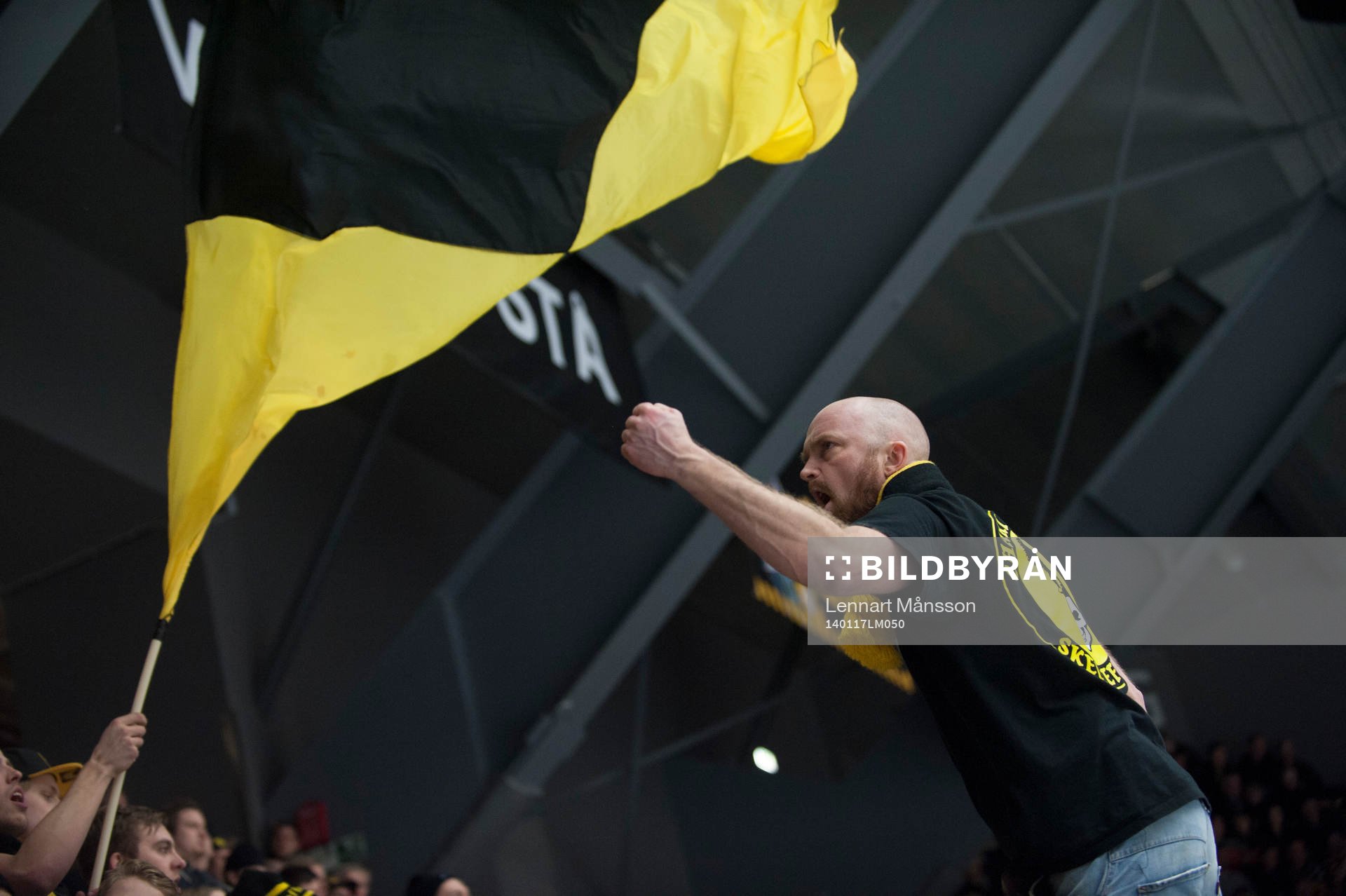 Skellefteås hejaklacksledare leder klacken i matchen i SHL