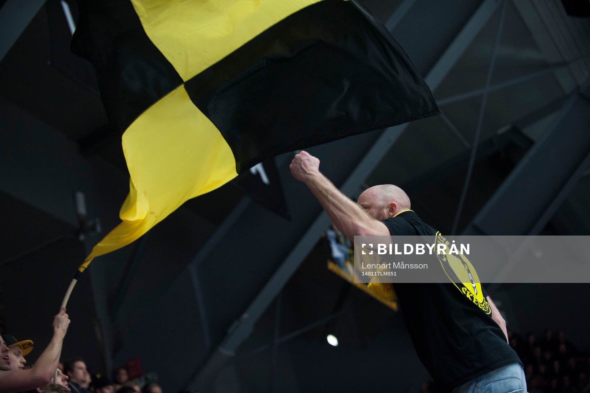 Skellefteås hejaklacksledare leder klacken i matchen i SHL